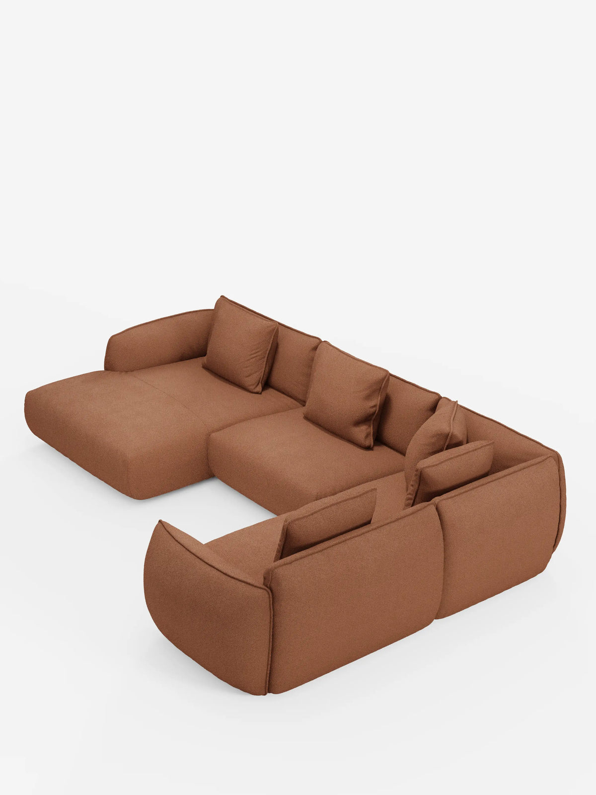Un divano angolare panoramico componibile Nimbus marrone con penisola e angolo in tessuto smacchiabile t33 di divitt.sbs è raffigurato su uno sfondo bianco. Questo elegante divano componibile presenta tre posti, una chaise longue sul lato sinistro, quattro cuscini dello schienale e ampi braccioli che gli conferiscono un aspetto accogliente e moderno. Il suo rivestimento appare morbido e confortevole.