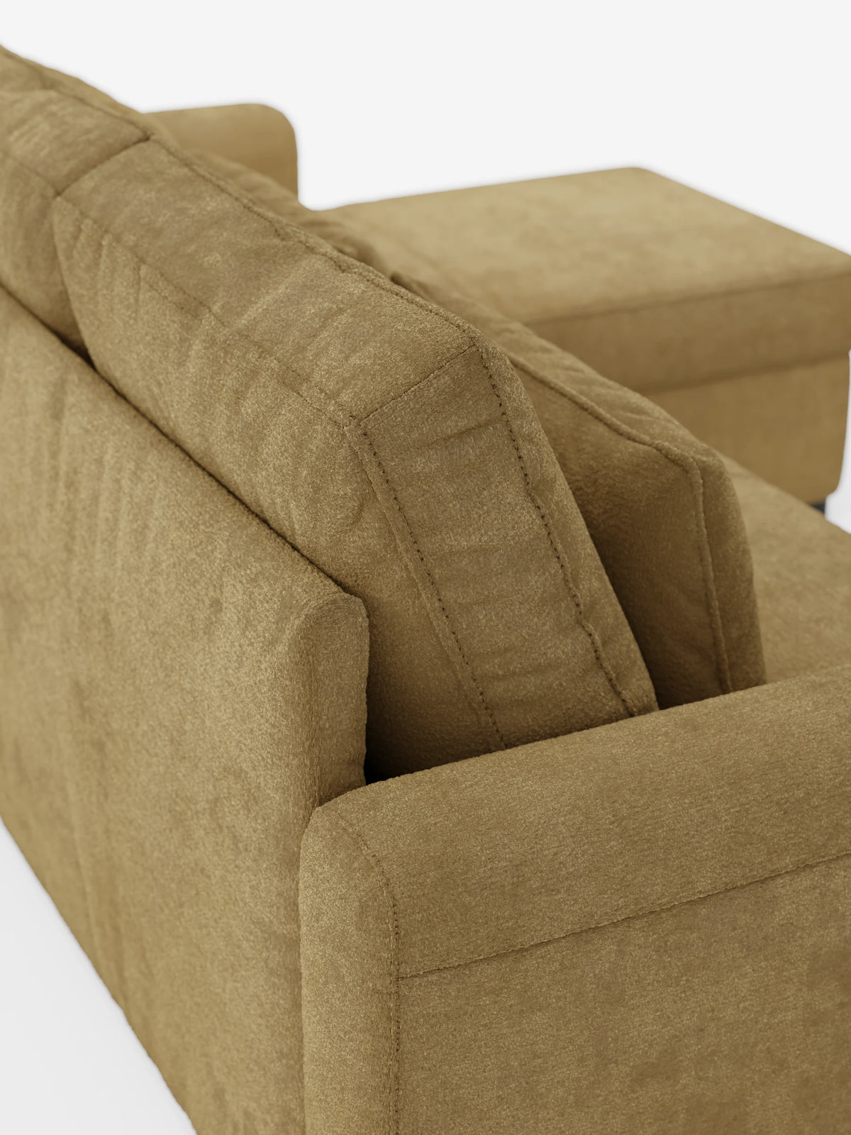 Un primo piano di un divano letto Ottaviano color beige sabbia con finitura testurizzata e sistema estraibile – penisola reversibile e contenitore in tessuto materico antimacchia –, che mette in risalto i cuscini spessi, gli ampi braccioli e la chaise longue su uno sfondo bianco a tinta unita.