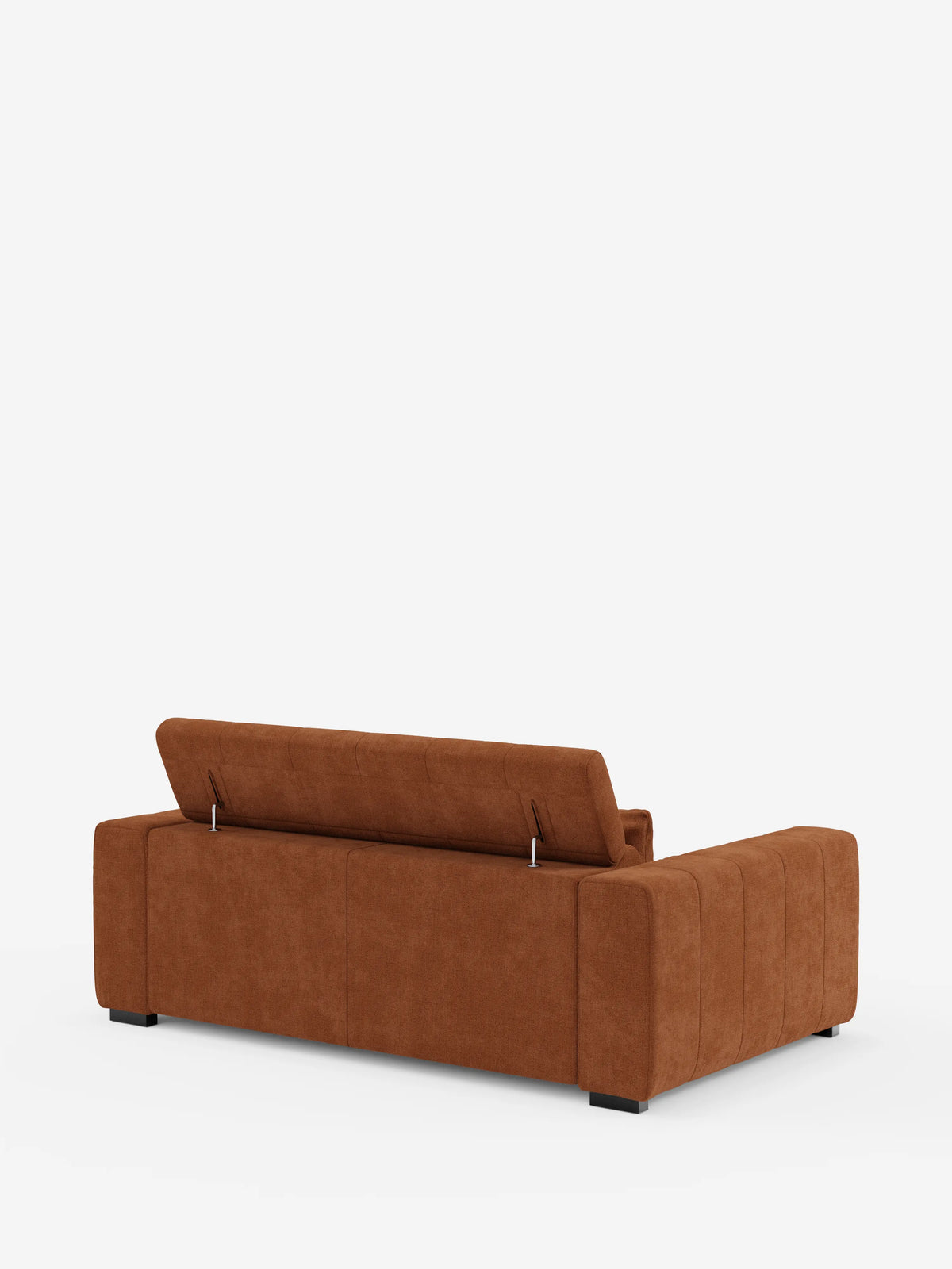 Un divano Doric a tre posti color marrone di divitt.sbs, ripreso da dietro, rivestito in tessuto T23 antimacchia dalla consistenza morbida e soffice. Lo schienale presenta un design diviso in due parti, con la sezione sinistra sollevata per mostrare il meccanismo a cerniera che consente la regolazione della reclinabilità, caratteristica della sua funzione relax elettrica e dei poggiatesta reclinabili. Il divano poggia su corte gambe nere su uno sfondo bianco a tinta unita.