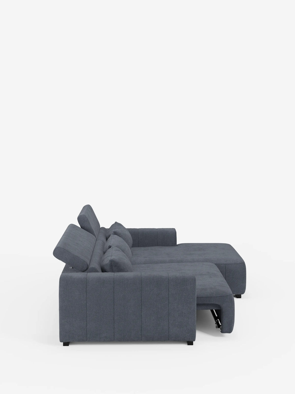 Un divano angolare Doric contemporaneo, color grigio scuro, con penisola e sedute allungabili con funzione relax elettrica, realizzato da divitt.sbs, dotato di poggiatesta regolabili in tessuto T23 facile da pulire e di una chaise longue sul lato destro, è raffigurato in una vista laterale su uno sfondo bianco a tinta unita. Il divano componibile si distingue per le linee pulite, il design minimalista e le cuciture a vista.
