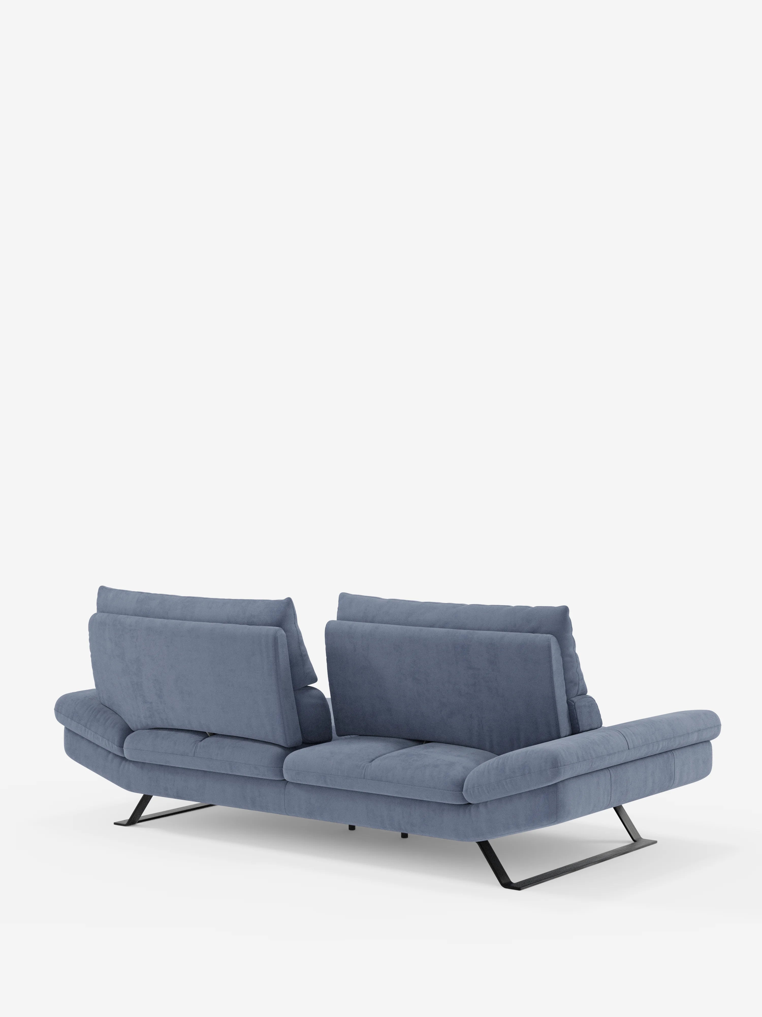Il divano Eclipse, un modello contemporaneo dal design moderno di divitt.sbs, qui presentato nell’elegante versione in microfibra blu smacchiabile T11, è caratterizzato da due schienali imbottiti separati e scorrevoli e da gambe in metallo nero ad angolo accentuato. La silhouette moderna del divano è esaltata dalla comoda seduta modulabile, dal morbido rivestimento e dal profilo leggermente reclinato, il tutto su uno sfondo bianco a tinta unita.