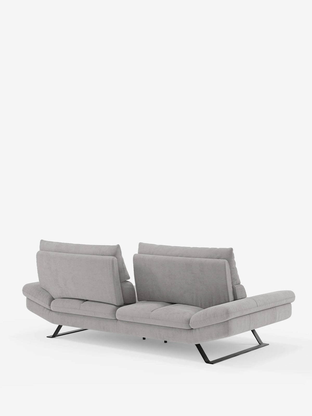 Un divano Eclipse contemporaneo color grigio chiaro di divitt.sbs, disponibile nella versione a 2 o 3 posti e rivestito in elegante microfibra T11 resistente alle macchie, caratterizzato da morbidi cuscini, gambe in metallo nero dall’angolazione accentuata e qui raffigurato di retro su sfondo bianco. Questo divano moderno è dotato di schienali traslanti per un comfort personalizzabile, schienali regolabili e un design orizzontale minimalista che ne esalta il fascino sofisticato.