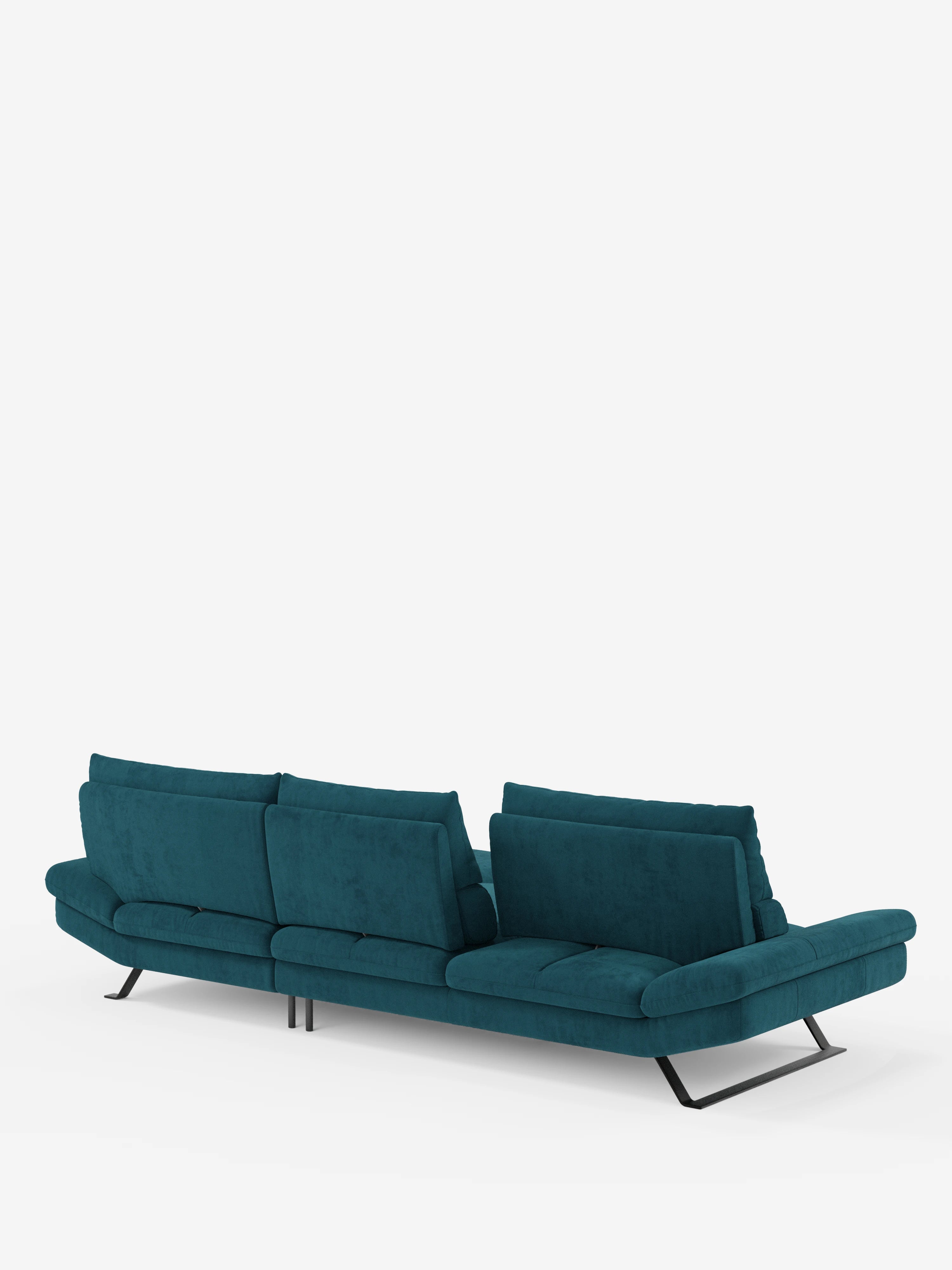 Eclipse Divano angolare con penisola e schienali traslanti in microfibra tecnica smacchiabile T11 di divitt.sbs è un moderno divano componibile color verde acqua a tre posti con chaise longue, caratterizzato da ampi cuscini, comfort regolabile grazie agli schienali traslanti, schienali angolati, sottili gambe in metallo nero e morbido rivestimento in microfibra tecnica. È esposto su uno sfondo bianco a tinta unita.
