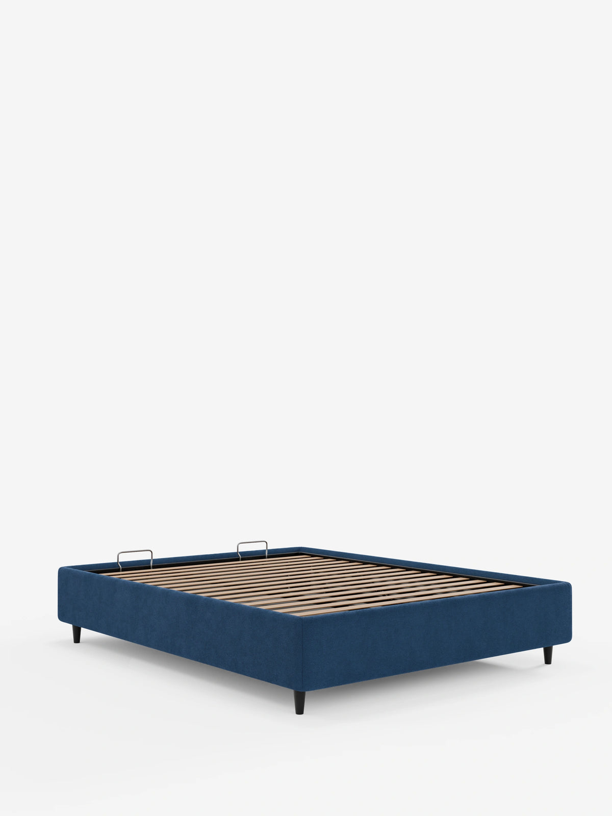 Un letto sommier ERON di colore blu scuro intenso, imbottito e dotato di vano contenitore in tessuto impermeabile certificato Oeko-Tex, poggia su piccole gambe scure; su uno sfondo bianco si notano le doghe in legno a vista e due staffe argentate di fissaggio del materasso.