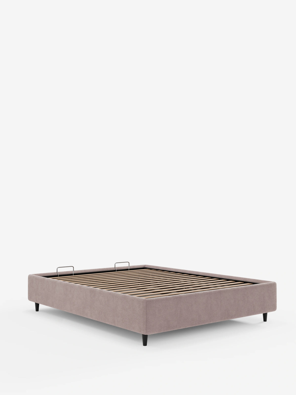 Il letto sommier imbottito ERON con contenitore in tessuto impermeabile certificato Oeko-Tex è un letto basso, di colore malva, con quattro gambe affusolate nere; presenta una rete a doghe con due fermi metallici per il materasso su sfondo bianco.