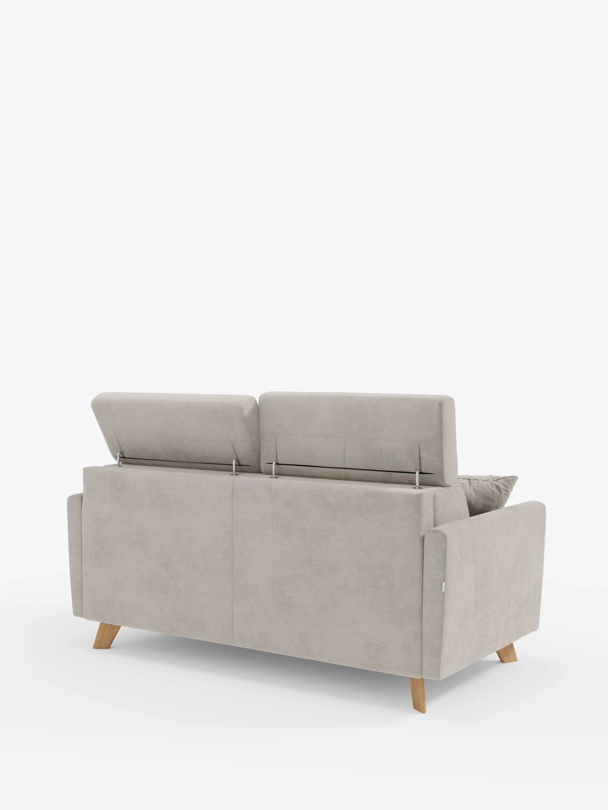 Un divano letto Francy color beige chiaro con poggiatesta regolabili di divitt.sbs, rivestito in elegante tessuto T30 resistente alle macchie e dotato di gambe in legno, è raffigurato visto da dietro. I poggiatesta regolabili sono sollevati per mostrare le cerniere metalliche di sostegno. Un cuscino coordinato è appoggiato sul lato destro del divano, su uno sfondo bianco a tinta unita.