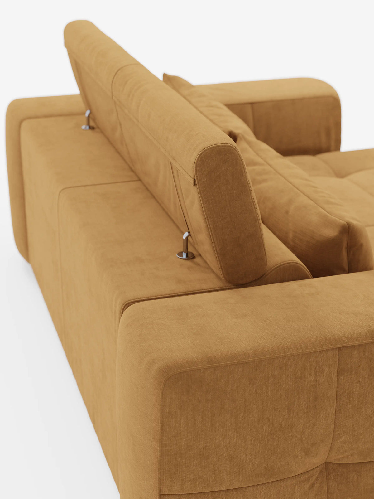 Il divano Monarch con funzione relax elettrica per l’allungamento delle sedute e poggiatesta reclinabile in morbido tessuto smacchiabile T31 di divitt.sbs è ripreso di retro, mettendo in risalto i poggiatesta regolabili sostenuti da eleganti aste metalliche. Il tessuto morbido e facile da pulire ha un aspetto vellutato, impreziosito da linee pulite e moderne e da un'imbottitura soffice. Lo sfondo è bianco a tinta unita.