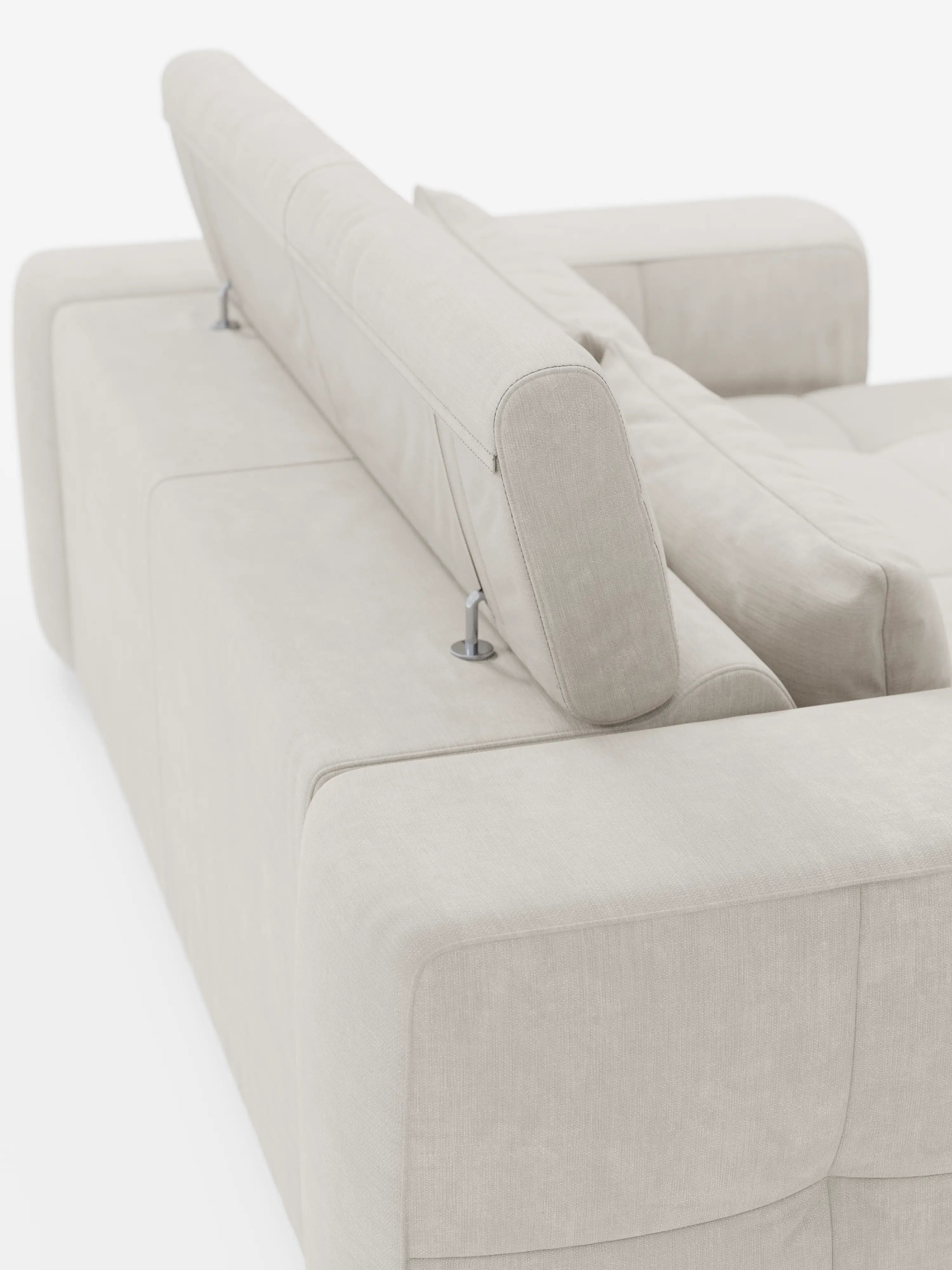 Un moderno divano Monarch beige con funzione relax elettrica per l'allungamento delle sedute e poggiatesta reclinabile, rivestito in morbido tessuto antimacchia T31 di divitt.sbs, è ripreso da un'angolazione posteriore. Il design minimalista è caratterizzato da linee pulite, una forma rettangolare e un rivestimento in morbido tessuto antimacchia su sfondo bianco.