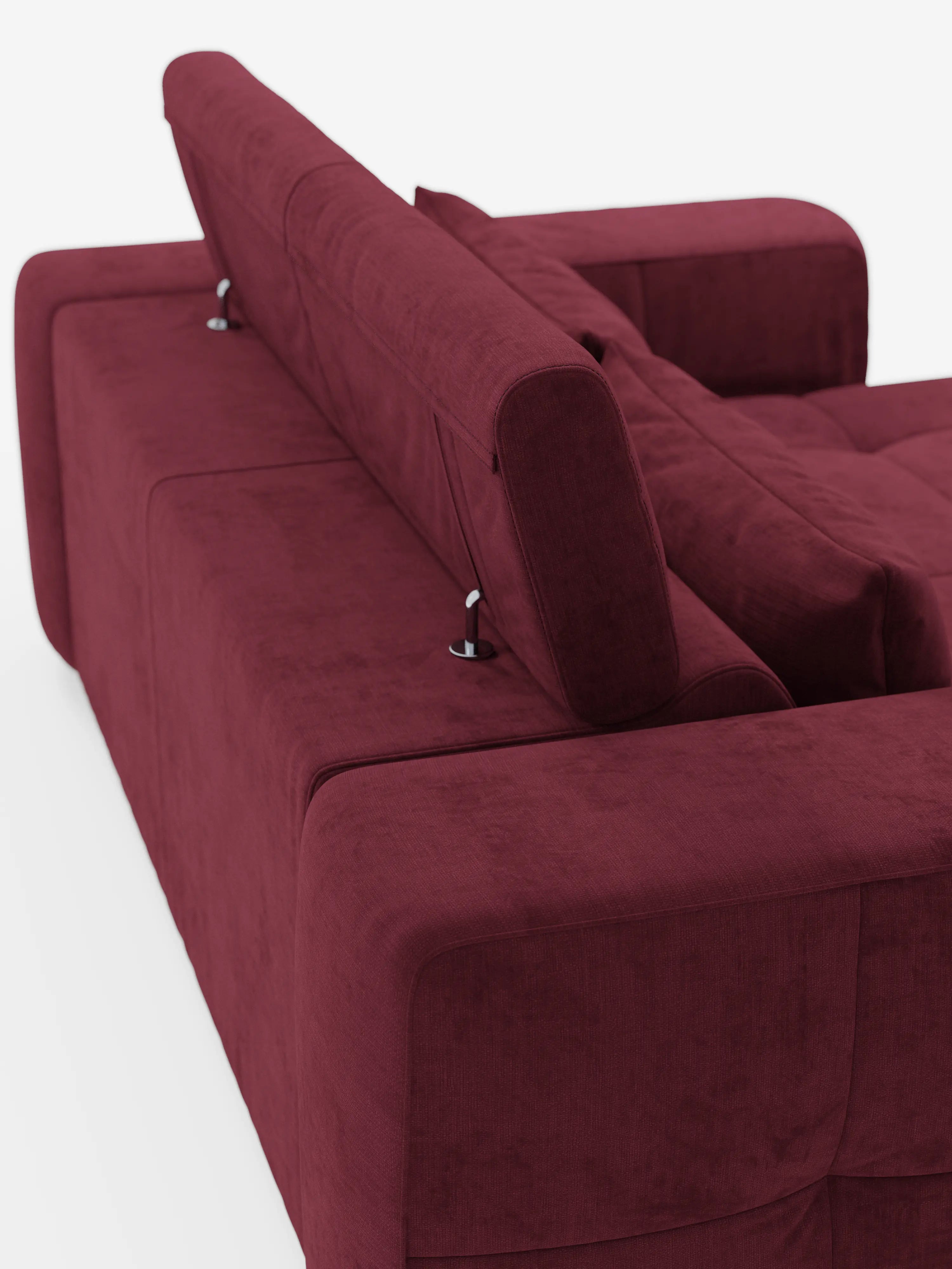 Il lussuoso e moderno divano Monarch color bordeaux con funzione relax elettrica per l’allungamento delle sedute e poggiatesta reclinabile, rivestito in morbido tessuto smacchiabile T31 di divitt.sbs, è ripreso di spalle da un’angolazione obliqua su uno sfondo bianco. Questo divano contemporaneo presenta braccioli spessi e morbidi e un tessuto dalla trama liscia e vellutata, facile da pulire, con linee squadrate e pulite e meccanismi di regolazione in metallo a vista.