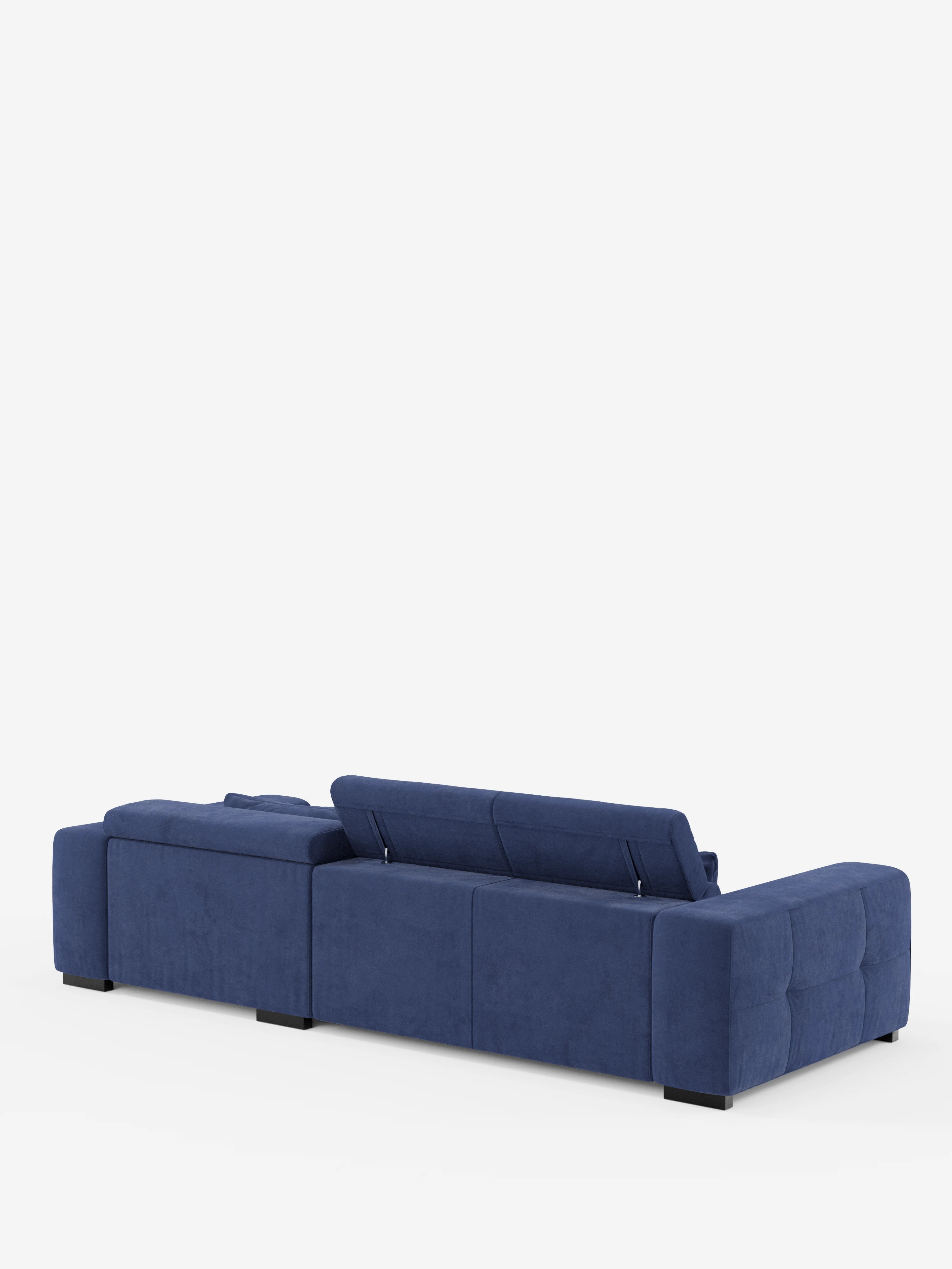 Il divano angolare Monarch con penisola e funzione Relax Elettrico per l’allungamento delle sedute di divitt.sbs è raffigurato di retro in una tonalità di blu intenso, caratterizzato da un rivestimento in morbido tessuto T31 resistente alle macchie, ampi braccioli ed eleganti dettagli trapuntati. La sezione sinistra presenta uno schienale più basso, mentre quella destra è dotata di un poggiatesta reclinabile regolabile per un comfort maggiore. Lo sfondo è bianco a tinta unita.