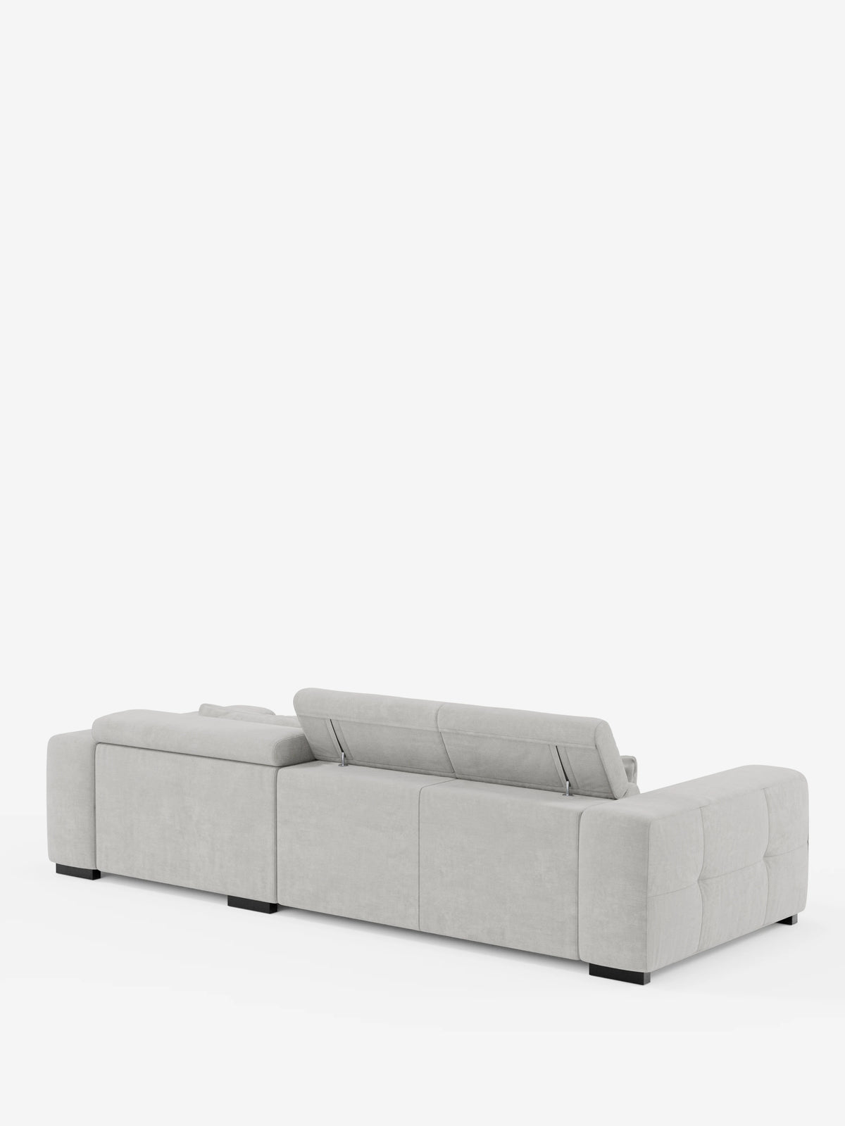 Il divano angolare Monarch con penisola e funzione relax elettrica per l’allungamento delle sedute di divitt.sbs è ripreso da dietro, mettendo in risalto il suo design moderno in grigio chiaro, caratterizzato da un profilo basso e ampi braccioli. La seduta sinistra è dotata di un poggiatesta rialzabile e regolabile, mentre il divano poggia su bassi piedini neri su uno sfondo bianco. Realizzato in morbido tessuto T31 di facile manutenzione, questo divano componibile unisce comfort e stile.