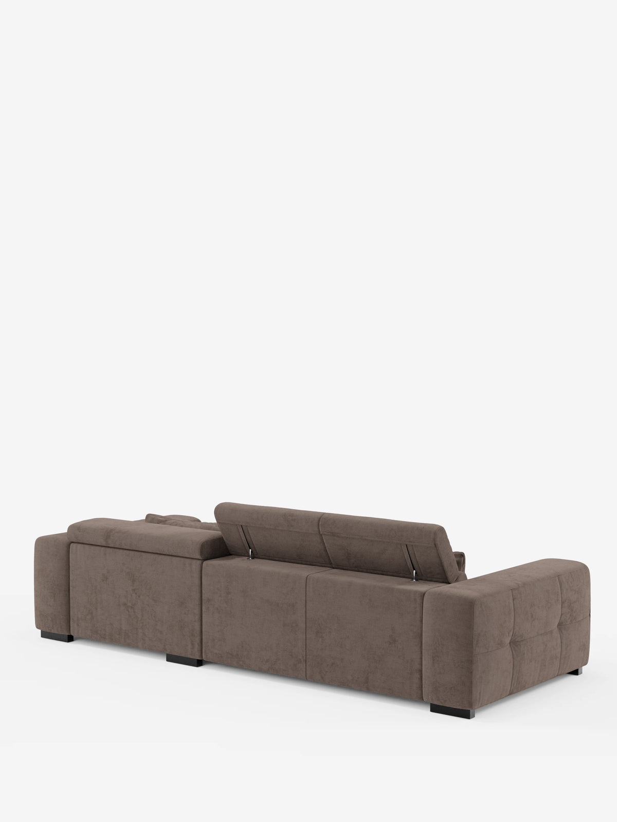 Viene mostrato di retro il divano angolare Monarch, modello moderno di colore marrone con penisola e funzione Relax Elettrico per l’allungamento delle sedute, di divitt.sbs. Questo divano componibile a forma di L presenta braccioli bassi e larghi e poggiatesta reclinabili regolabili sul lato destro. Il morbido tessuto T31, resistente alle macchie, riveste i tre cuscini di seduta, mentre le corte gambe nere completano il look. Lo sfondo è bianco a tinta unita.