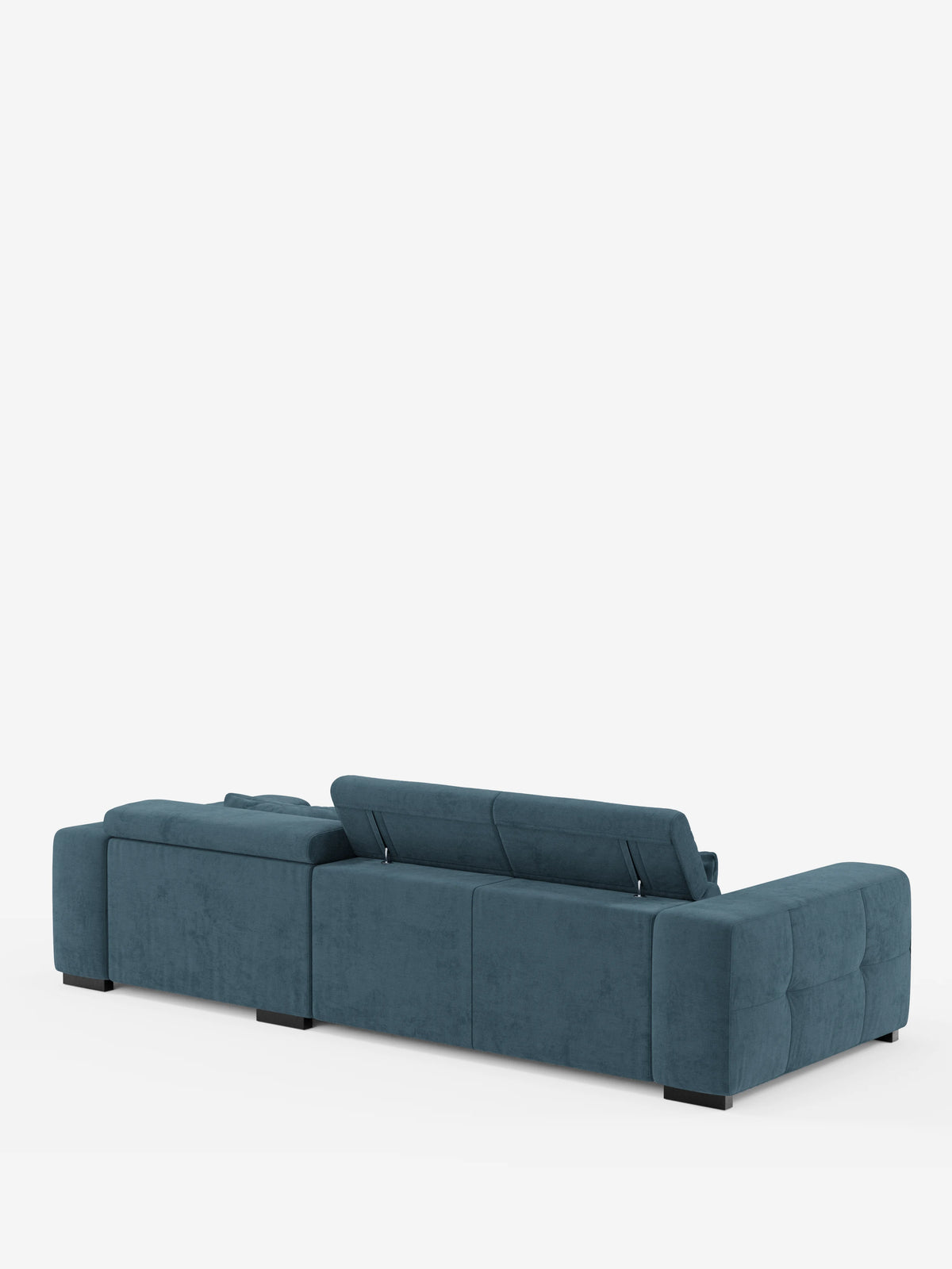 Un divano angolare contemporaneo della linea Monarch con penisola e funzione Relax Elettrico per l’allungamento delle sedute, di divitt.sbs, rivestito in tessuto T31 color verde acqua, morbido e resistente alle macchie, è raffigurato nella vista posteriore. Questo divano componibile presenta tre sezioni principali di seduta con braccioli imbottiti e morbidi, una solida base sostenuta da piedini neri corti e un poggiatesta reclinabile parzialmente sollevato. Lo sfondo è bianco a tinta unita.
