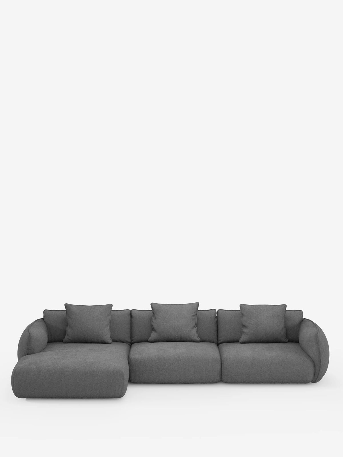 Un divano angolare contemporaneo della linea Nimbus con penisola componibile, realizzato in morbido tessuto effetto cotone smacchiabile T33 di divitt.sbs, qui raffigurato in grigio scuro con tre posti principali e una chaise longue sulla sinistra. Questo divano moderno presenta braccioli arrotondati e cinque cuscini quadrati coordinati, il tutto su uno sfondo bianco a tinta unita.