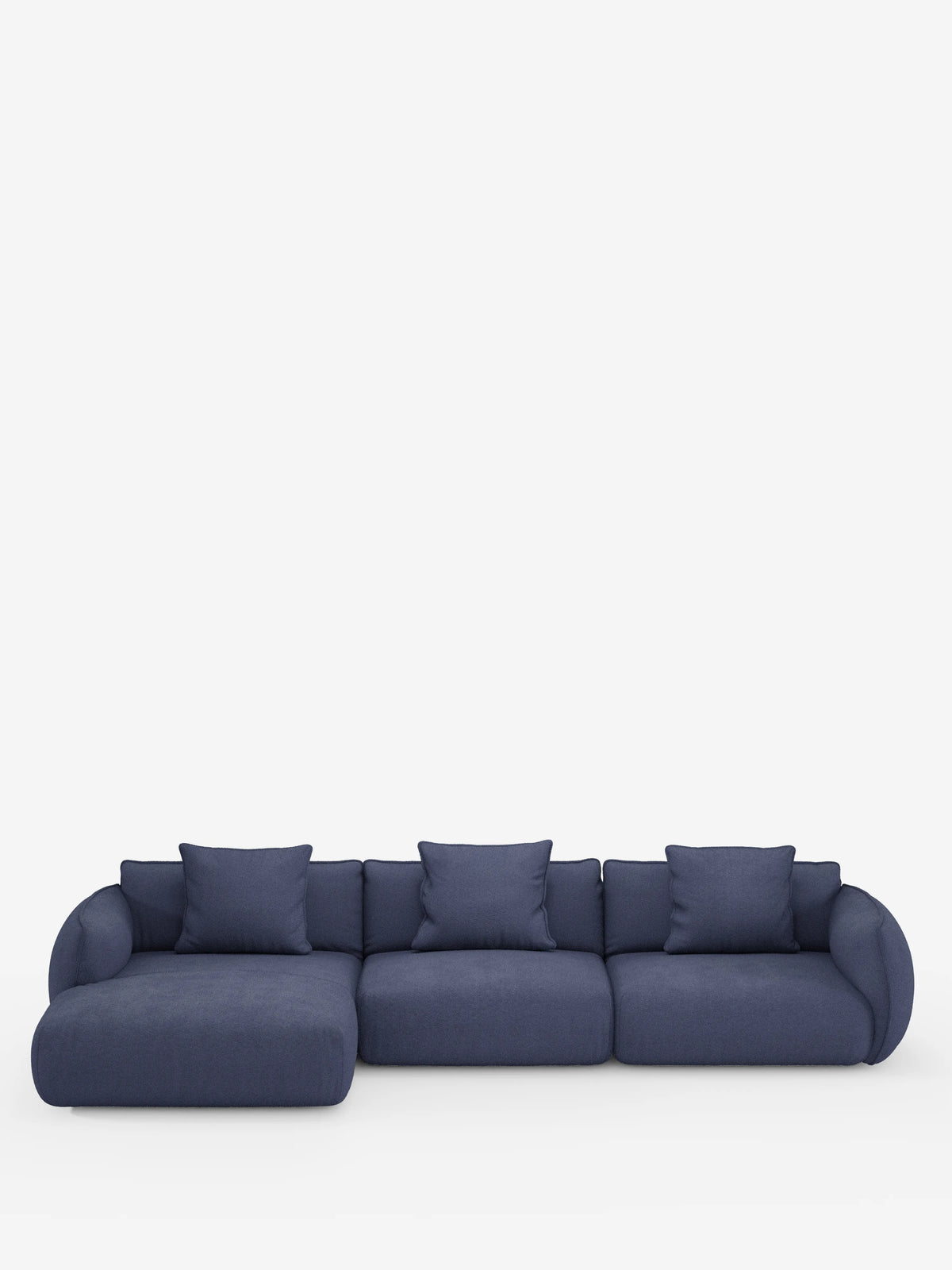 Il divano angolare contemporaneo Nimbus con penisola componibile in morbido tessuto effetto cotone smacchiabile T33 di divitt.sbs è presentato in una tonalità di blu intenso, con tre posti a sedere e una chaise longue estesa sul lato sinistro. Questo moderno divano componibile presenta braccioli arrotondati, cuscini morbidi ed è corredato da cinque cuscini quadrati coordinati. Il divano è esposto su uno sfondo bianco a tinta unita.