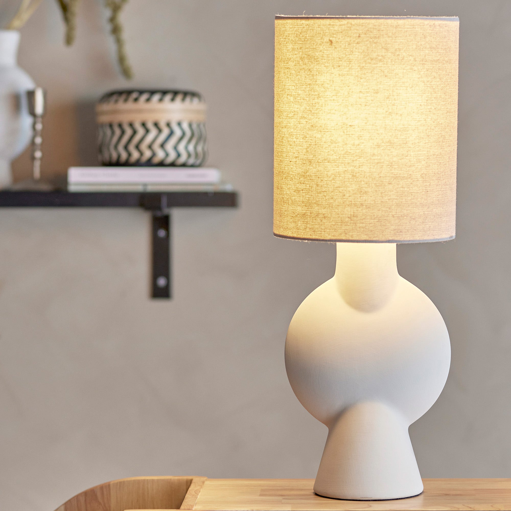 Sergio lampada da tavolo con base in gres Stoneware Bianco e paralume in lino - divitt.sbs