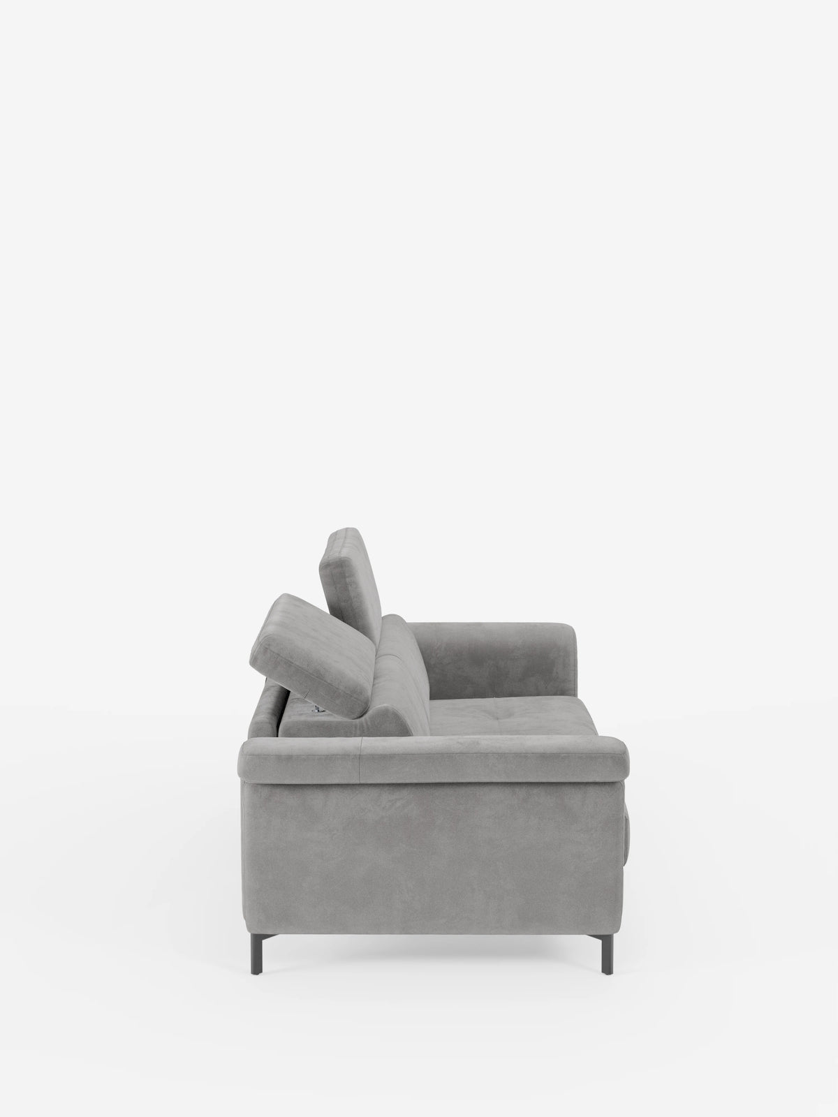 Vista laterale del divano letto di design Capri di divitt.sbs, caratterizzato da un raffinato tessuto T30 effetto velluto grigio antimacchia, sottili gambe alte in metallo nero, schienali angolati con poggiatesta reclinabili, una seduta morbida e braccioli dritti, il tutto su uno sfondo bianco a tinta unita.