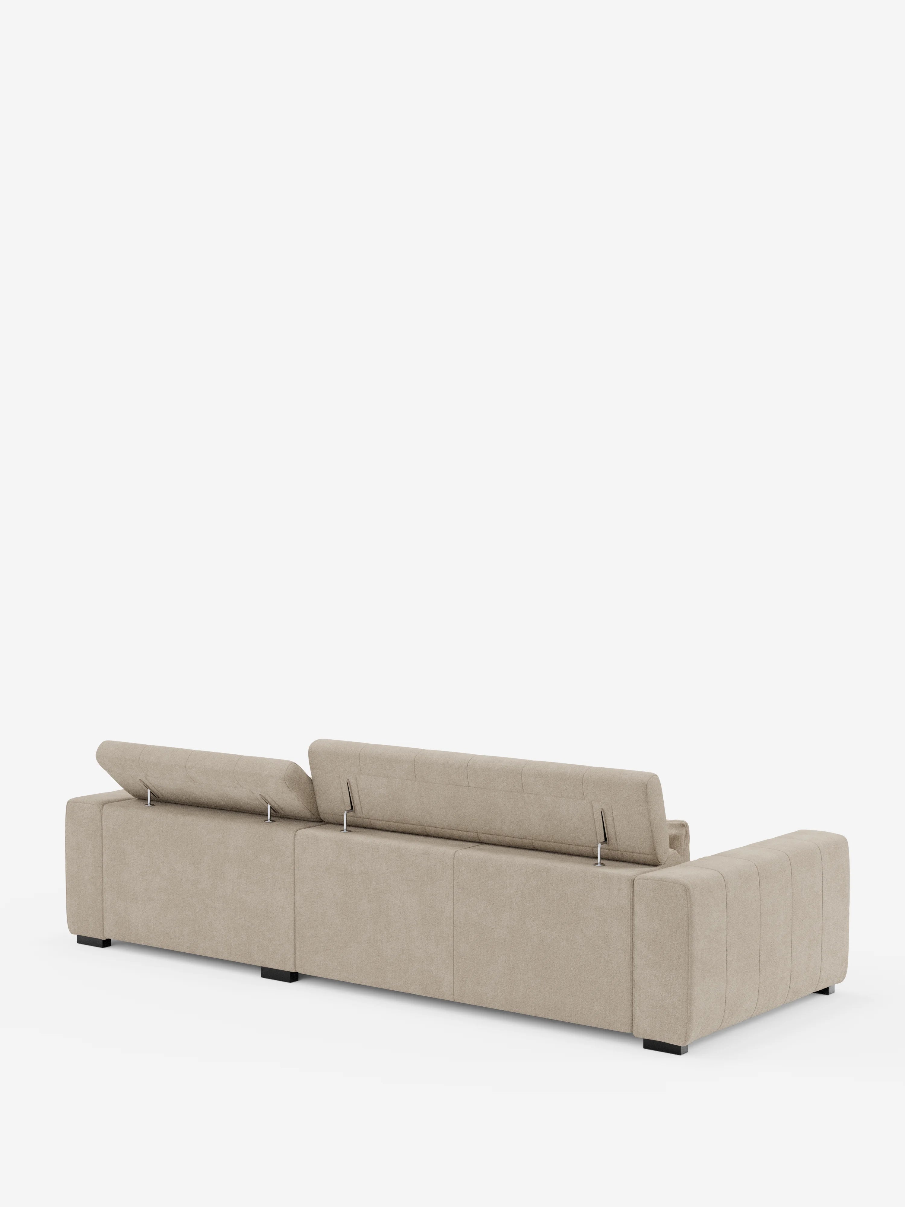 Il divano angolare Doric con penisola e sedute allungabili con funzione relax elettrica di divitt.sbs è raffigurato di retro su uno sfondo bianco. Questo divano componibile beige è dotato di poggiatesta reclinabili, ampi braccioli e un design moderno e dal profilo ribassato con piedini rettangolari neri. Il divano è rivestito in tessuto T23 facile da pulire.