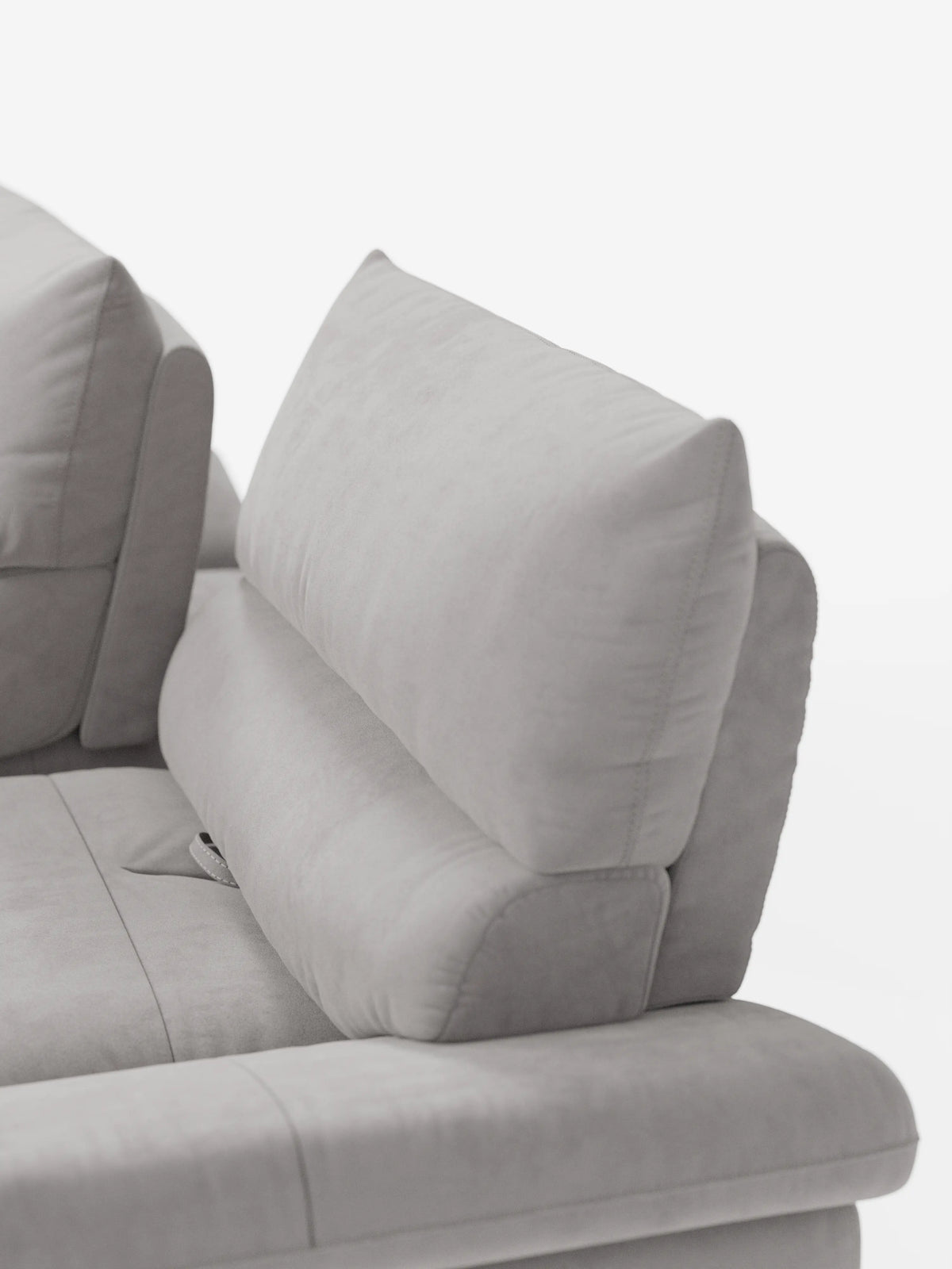 Un primo piano dell’Eclipse Divano dal design moderno a 2 e 3 posti di divitt.sbs, un divano componibile grigio chiaro realizzato in elegante microfibra T11 resistente alle macchie, con morbidi cuscini angolari e schienali traslanti regolabili. Il suo design contemporaneo e le gambe alte risaltano sullo sfondo bianco, sottolineando le linee pulite e il comfort superiore.