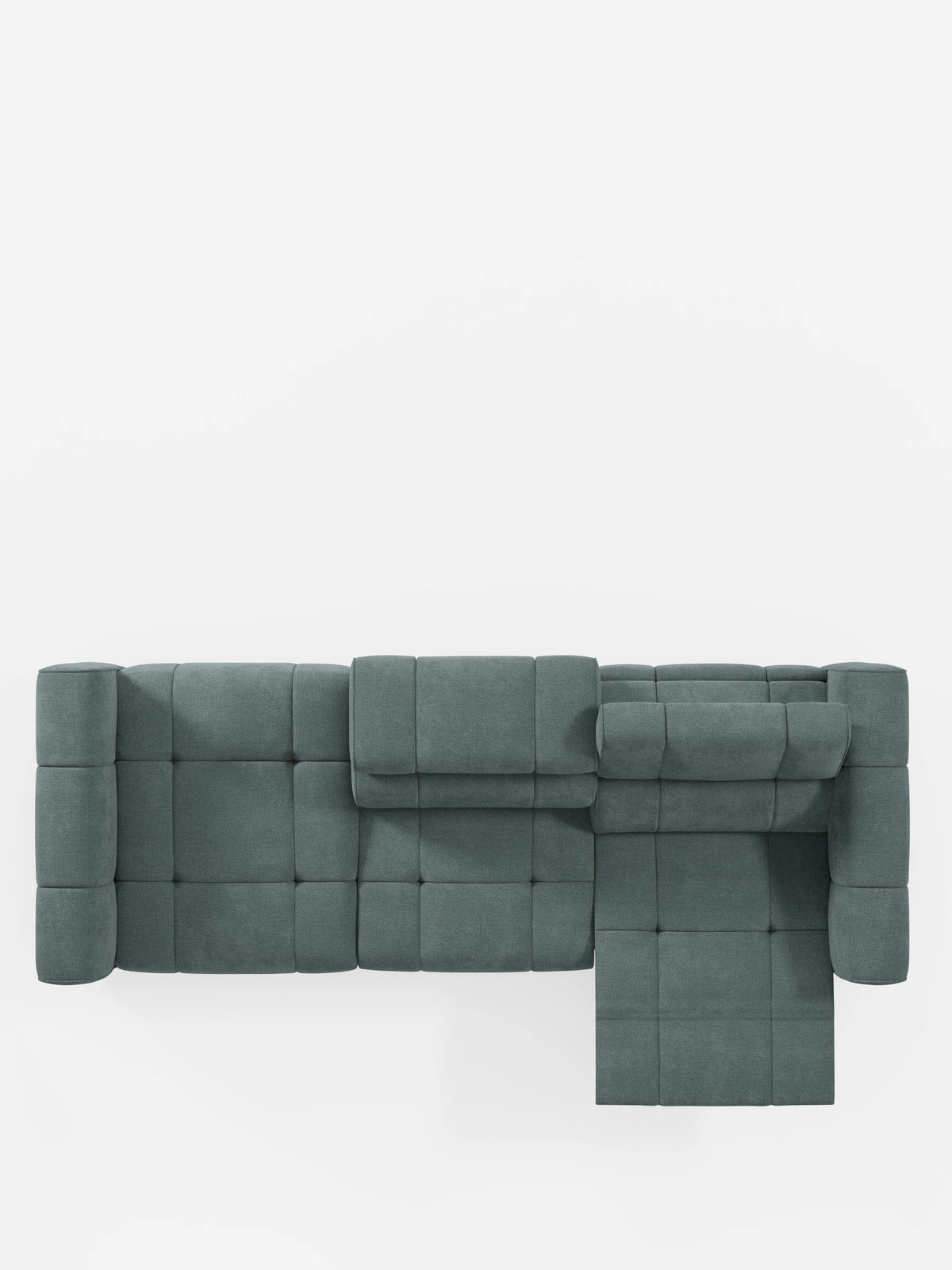 Vista dall'alto di un divano componibile Giotto con terminale aperto – opzione relax elettrico in tessuto smacchiabile T23 color blu ardesia, caratterizzato da un design trapuntato, due poggiatesta regolabili e una chaise longue sul lato destro, su sfondo bianco.