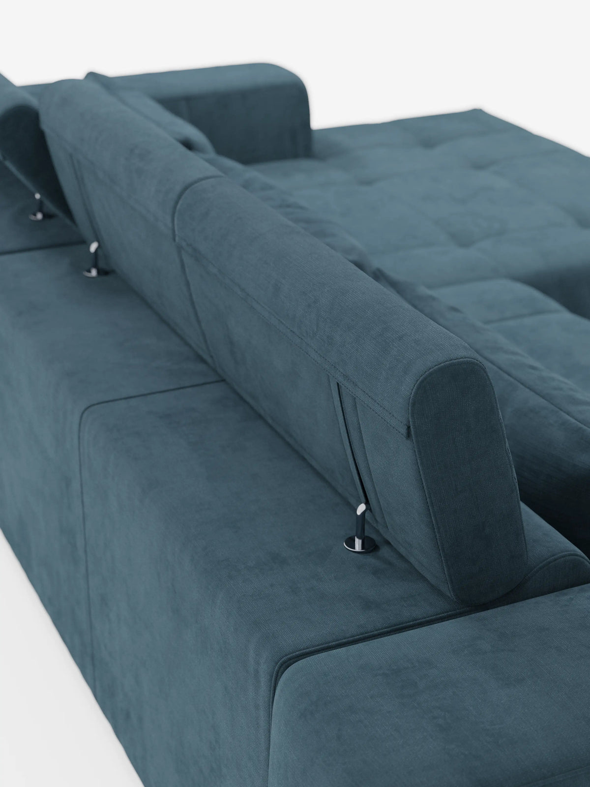 Un primo piano del divano angolare Monarch con penisola e funzione Relax Elettrico per l’allungamento delle sedute di divitt.sbs, caratterizzato da un design moderno con poggiatesta reclinabili sostenuti da eleganti aste metalliche. Il divano componibile è rivestito in morbido tessuto T31, facile da pulire, e risalta sullo sfondo bianco.