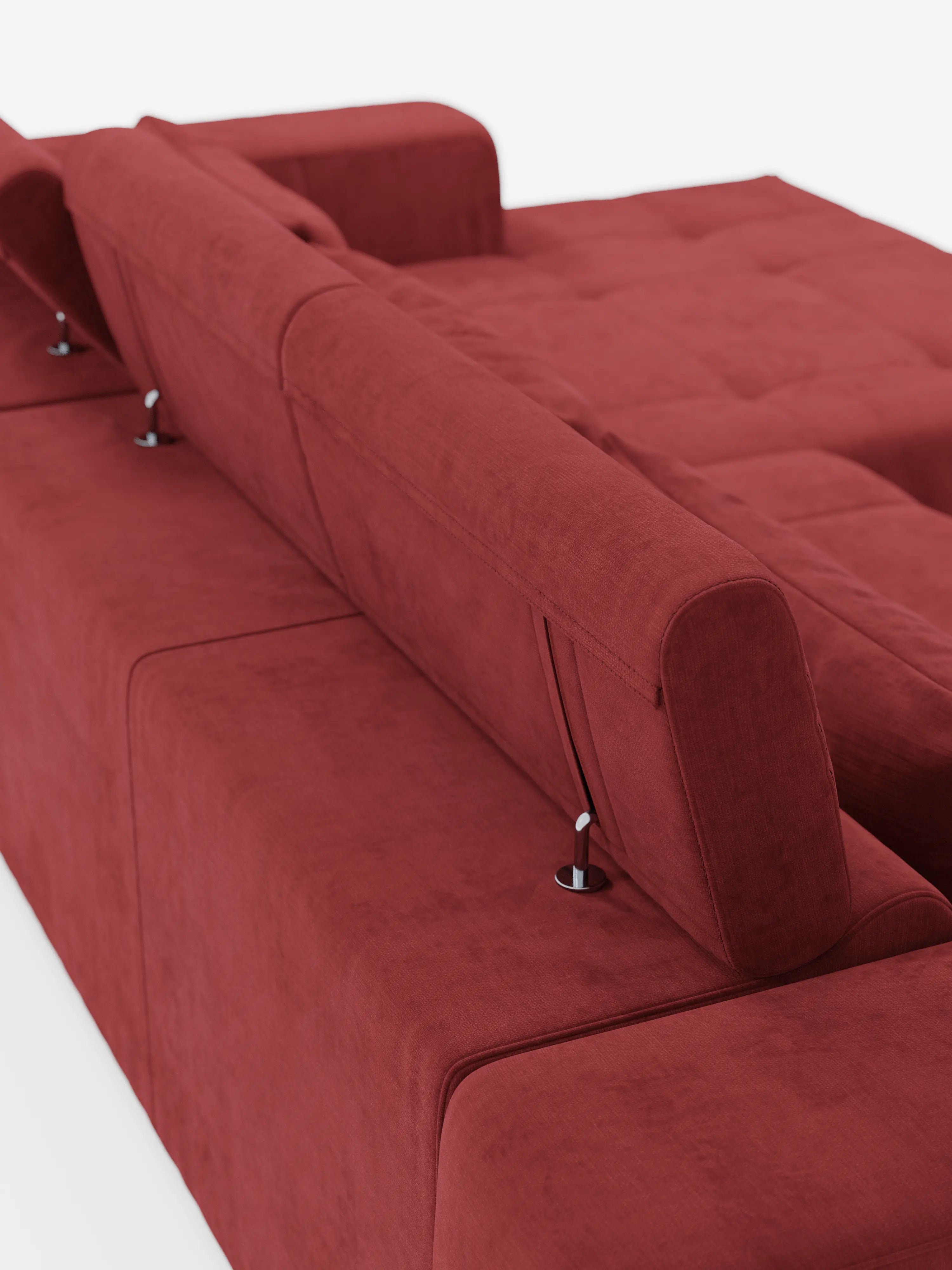 Primo piano del divano angolare Monarch con penisola e funzione Relax Elettrico per l’allungamento delle sedute di divitt.sbs, rivestito in tessuto T31 Soft rosso intenso, resistente alle macchie. L'immagine mette in risalto lo schienale e i poggiatesta reclinabili regolabili con supporti cromati, esaltando la morbida consistenza del divano e le sue linee pulite e geometriche su uno sfondo bianco.