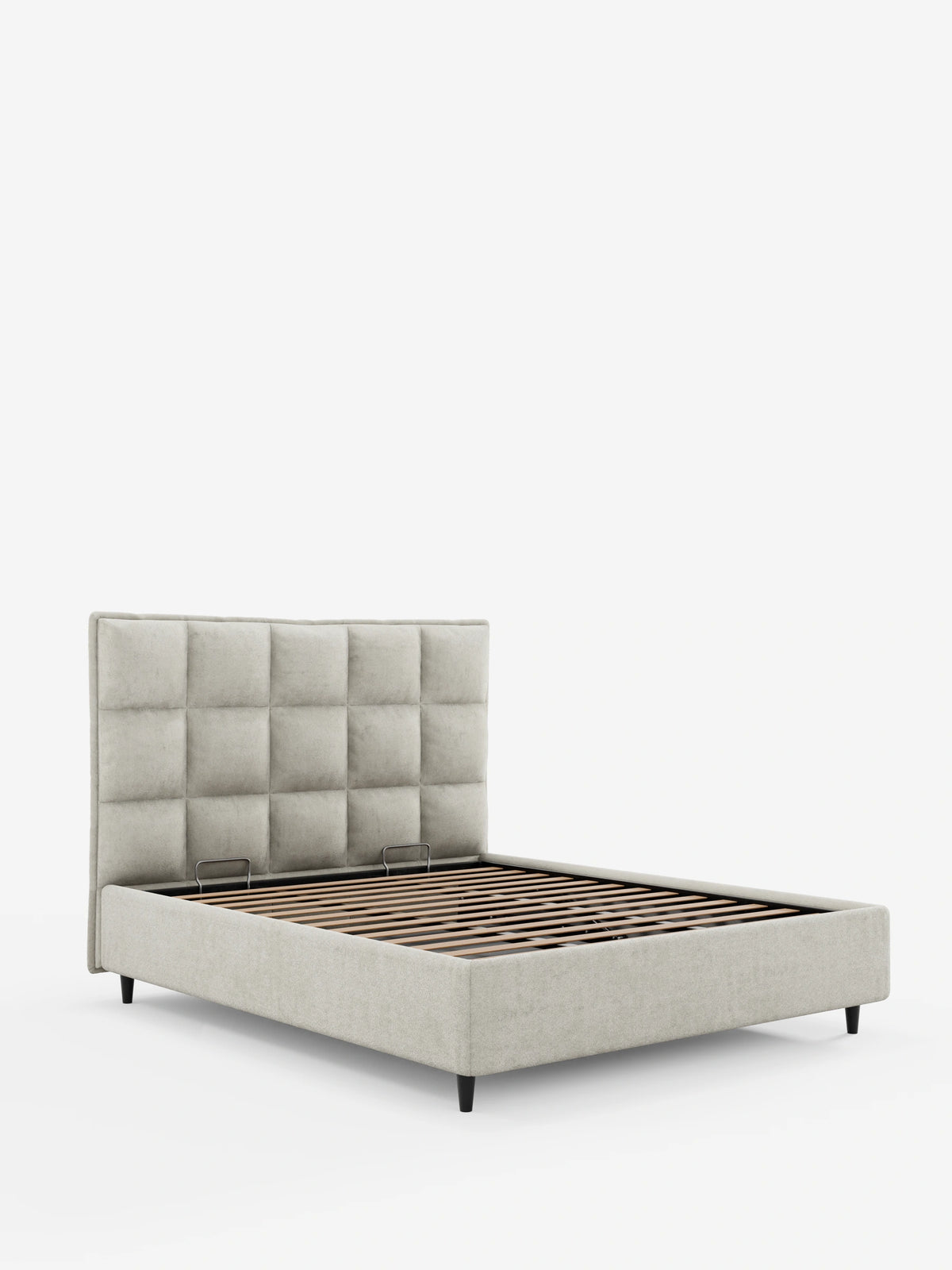 Il letto imbottito AURO con contenitore e testiera capitonné alta in ciniglia Oeko-Tex® presenta una testiera beige con trapuntatura a quadrati, una base a doghe in legno e gambe affusolate scure che risaltano sullo sfondo bianco.