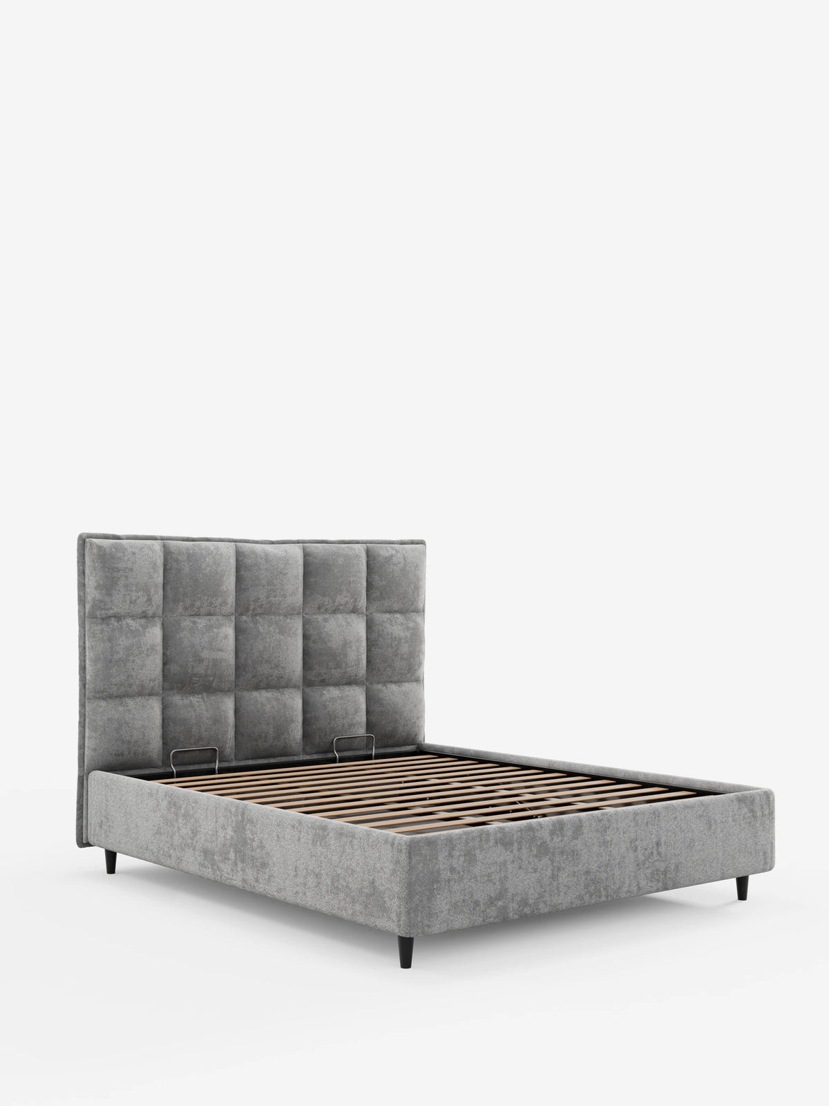 Un letto imbottito AURO grigio con contenitore e testiera alta capitonné in ciniglia Oeko-Tex®, caratterizzata da un motivo a quadrati e da una base aperta che lascia intravedere le doghe in legno su uno sfondo bianco.