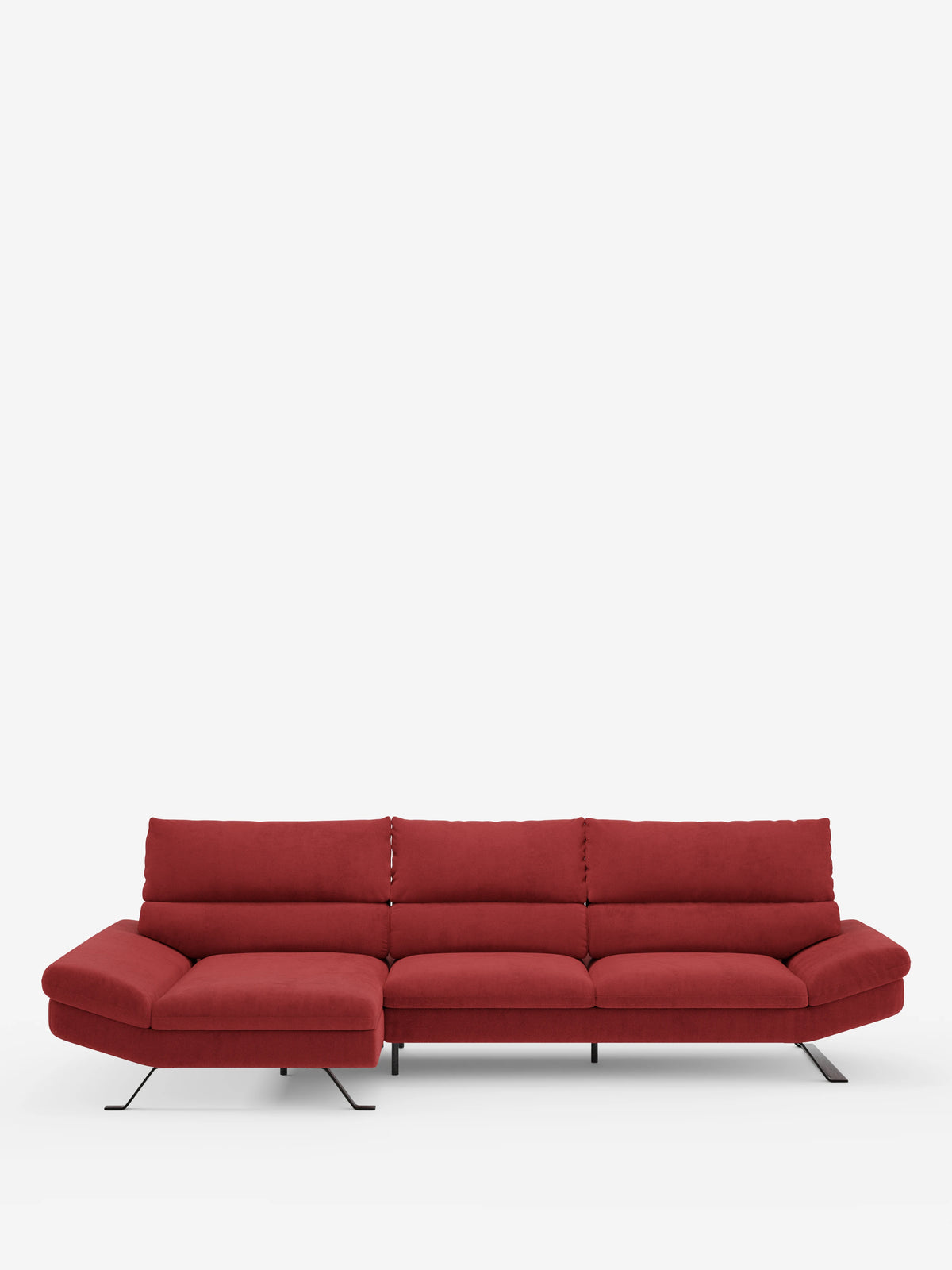 Un divano angolare contemporaneo rosso Eclipse con penisola e schienali traslanti in microfibra tecnica smacchiabile T11 di divitt.sbs, dotato di tre cuscini di seduta e una chaise longue integrata sul lato sinistro. Questo divano di grande stile presenta braccioli bassi e larghi, morbidi cuscini dello schienale con schienale traslante regolabile per un maggiore comfort e sottili gambe in metallo nero. Lo sfondo bianco a tinta unita esalta il design elegante del divano.