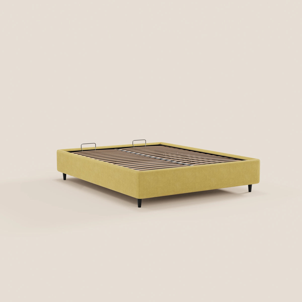 Il letto sommier ERON di Letti.store presenta una struttura imbottita in stile minimalista di colore giallo, rivestita in tessuto impermeabile certificato Oeko-Tex, gambe basse nere, doghe in legno e due piccole maniglie in metallo. Nell’immagine è raffigurato senza testiera né materasso su uno sfondo chiaro.