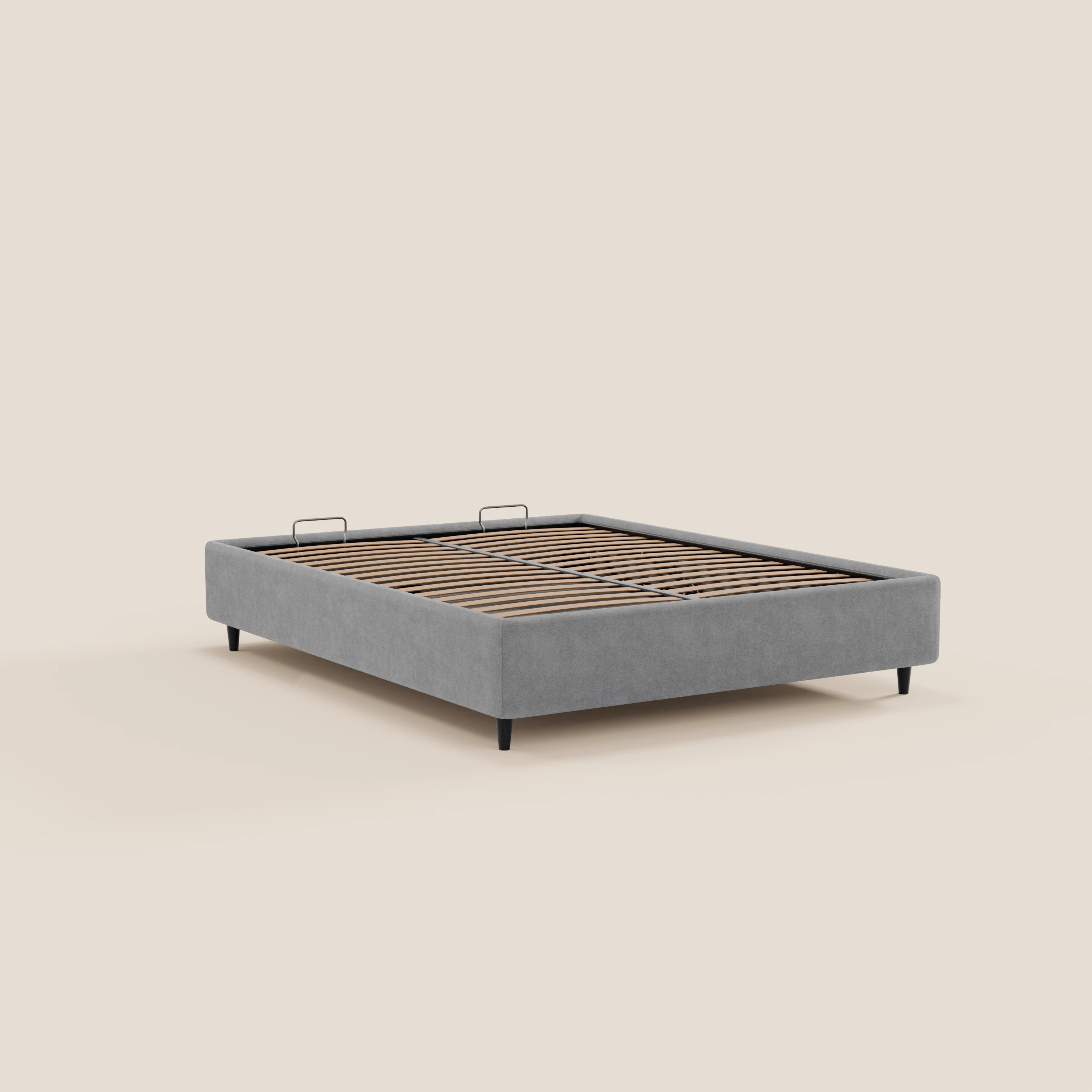 Il letto sommier imbottito ERON di Letti.store presenta una base in tessuto grigio impermeabile certificato Oeko-Tex, gambe nere, doghe in legno e vano contenitore. Nell’immagine è raffigurato senza materasso né biancheria da letto; due piccole maniglie in metallo ne esaltano il design pratico.