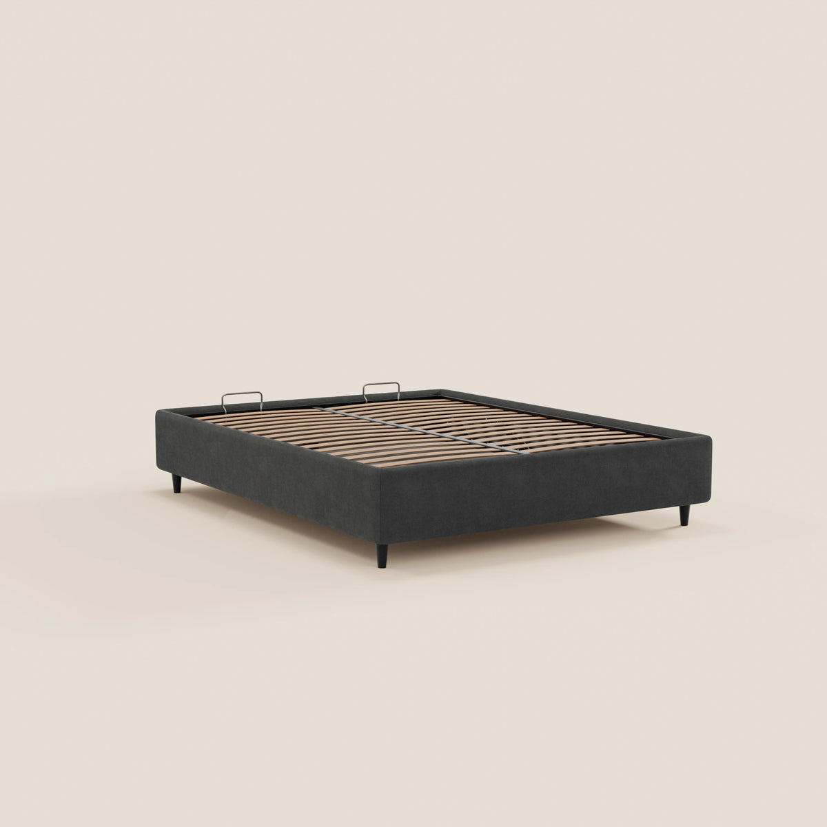 Il letto sommier ERON di Letti.store è un letto imbottito, realizzato in tessuto impermeabile certificato Oeko-Tex e dotato di vano contenitore. Si caratterizza per un profilo minimalista e ribassato e poggia su gambe sottili e inclinate, che risaltano su uno sfondo beige a tinta unita.