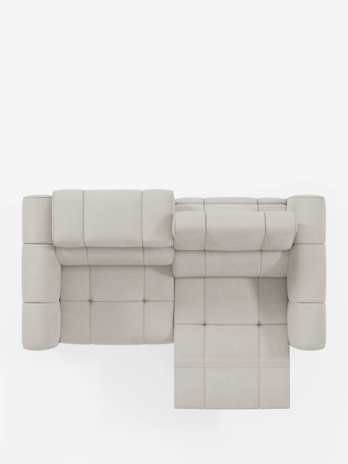 Vista dall'alto di un divano modulare Giotto a 3 posti color beige chiaro, con poggiatesta reclinabili e funzione relax elettrica opzionale, rivestito in tessuto smacchiabile T23, caratterizzato da una finitura trapuntata, un poggiatesta rialzato e un poggiapiedi allungato su sfondo bianco.