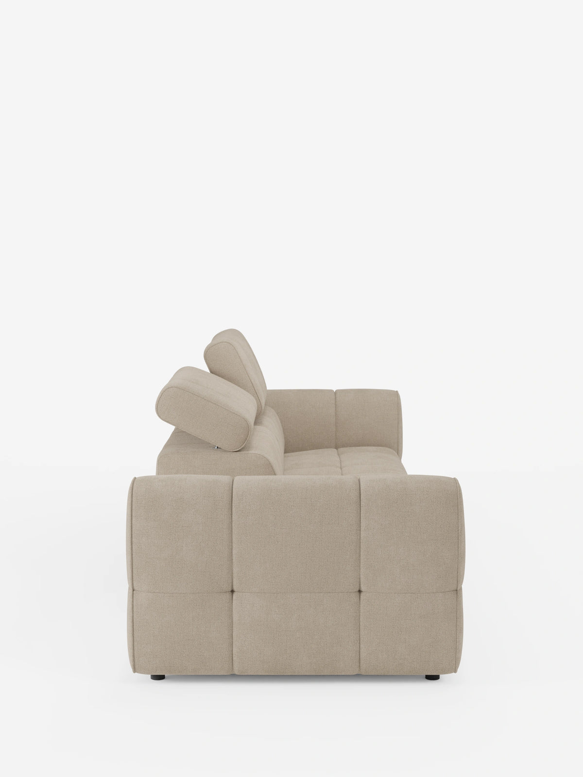 Vista laterale di un divano componibile Giotto Divano beige con terminale aperto – opzione relax elettrico in tessuto smacchiabile T23, caratterizzato da un profilo basso e squadrato, cuscini di seduta trapuntati e un poggiatesta regolabile su sfondo bianco.