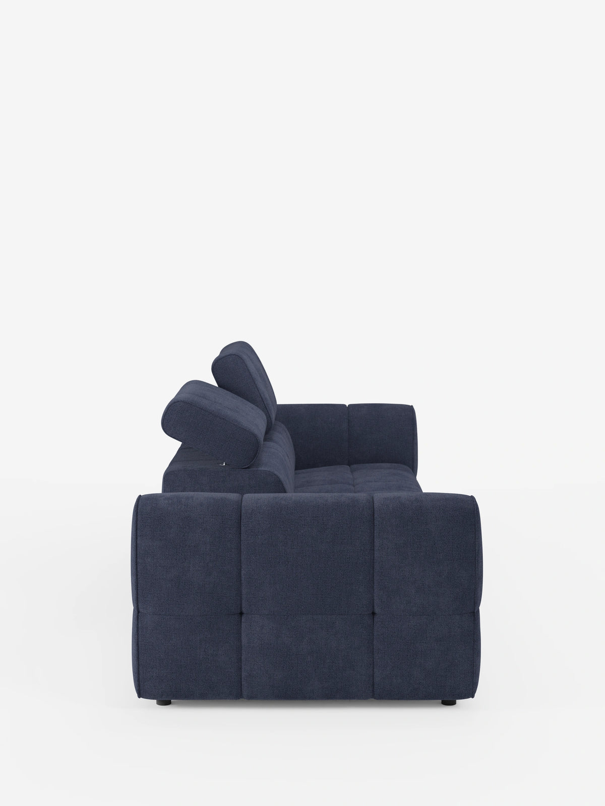 Vista laterale di un divano componibile Giotto blu scuro con terminale aperto – opzione relax elettrico in tessuto smacchiabile T23, caratterizzato da braccioli bassi e squadrati, seduta trapuntata e poggiatesta regolabile su sfondo bianco.
