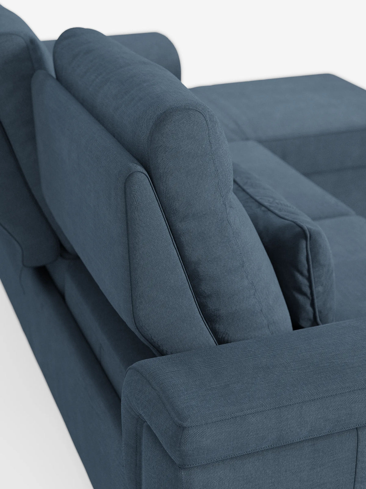 Un divano letto angolare Ischia blu scuro con schienali scorrevoli, in configurazione a L, ripreso da un’angolazione laterale, che mette in risalto il rivestimento in tessuto testurizzato e il design minimalista su uno sfondo bianco a tinta unita.