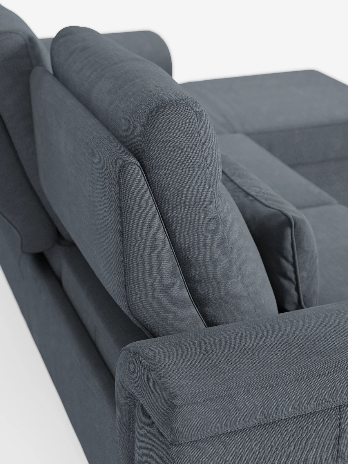 Un divano letto angolare Ischia grigio scuro con schienali scorrevoli, elemento estraibile e penisola contenitore in tessuto antimacchia misto lino, caratterizzato da un design a L e da una trama intrecciata su uno sfondo bianco a tinta unita.