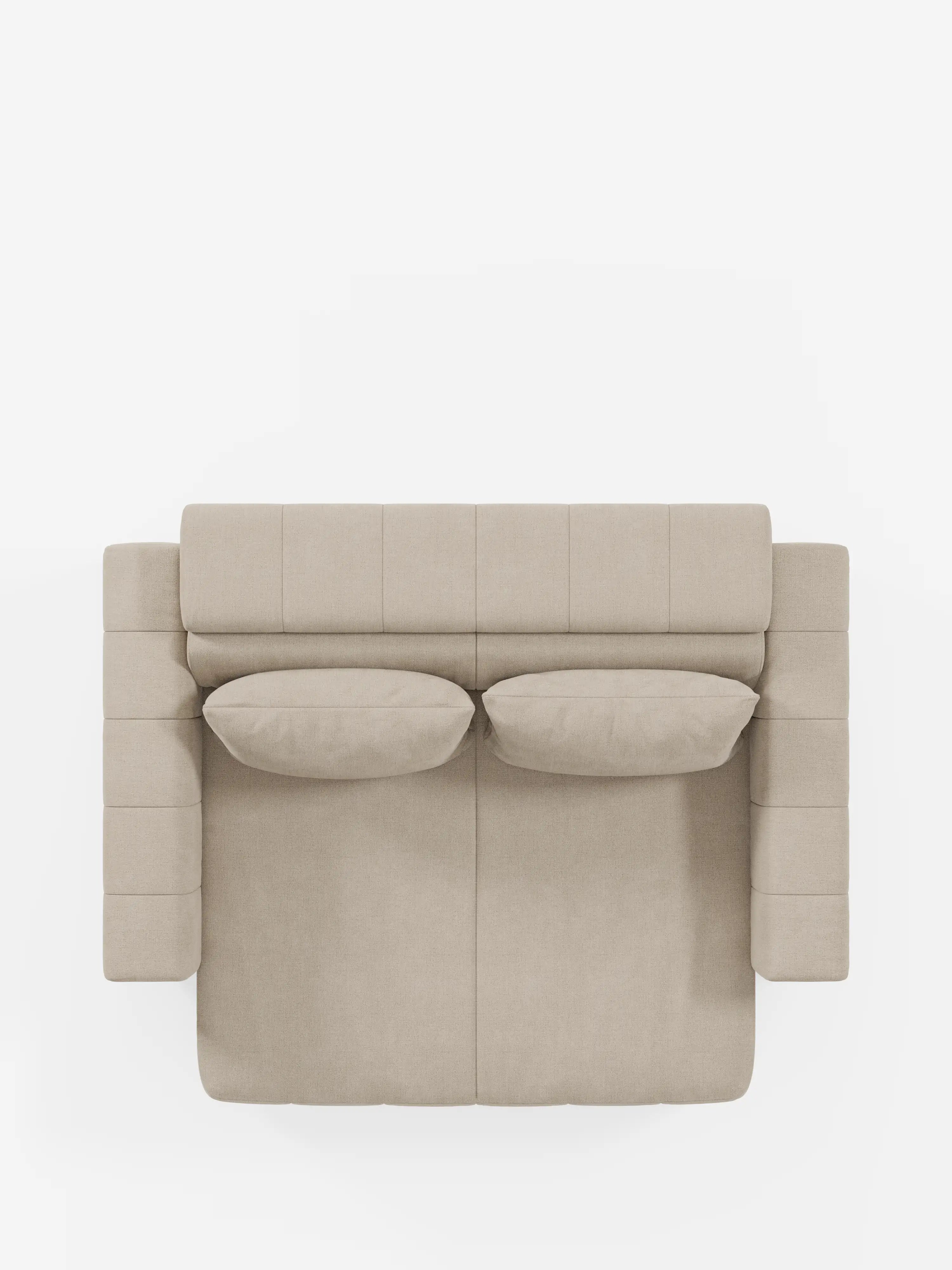 Divano a 3 posti “Beige Doric” con sedute allungabili tramite meccanismo relax elettrico di divitt.sbs, visto dall'alto su uno sfondo bianco. Questo divano moderno e minimalista presenta due cuscini di seduta, due cuscini dello schienale e ampi braccioli rettangolari. Il rivestimento in tessuto smacchiabile T23 presenta un aspetto liscio con sottili cuciture verticali, mentre il design include un poggiatesta reclinabile per un maggiore comfort.