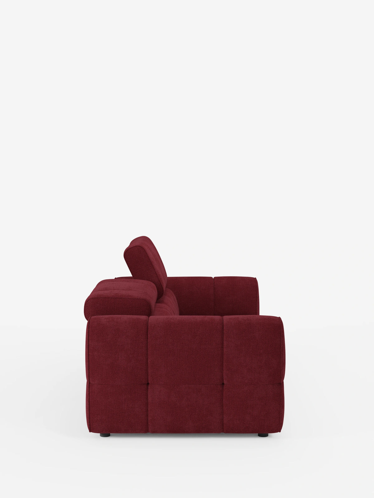 Vista laterale di un divano modulare Giotto a 3 posti, rivestito in tessuto rosso intenso, con poggiatesta reclinabili e funzione relax elettrica opzionale in tessuto smacchiabile T23, caratterizzato da braccioli spessi e da un poggiatesta inclinato verso l’alto su uno sfondo bianco.