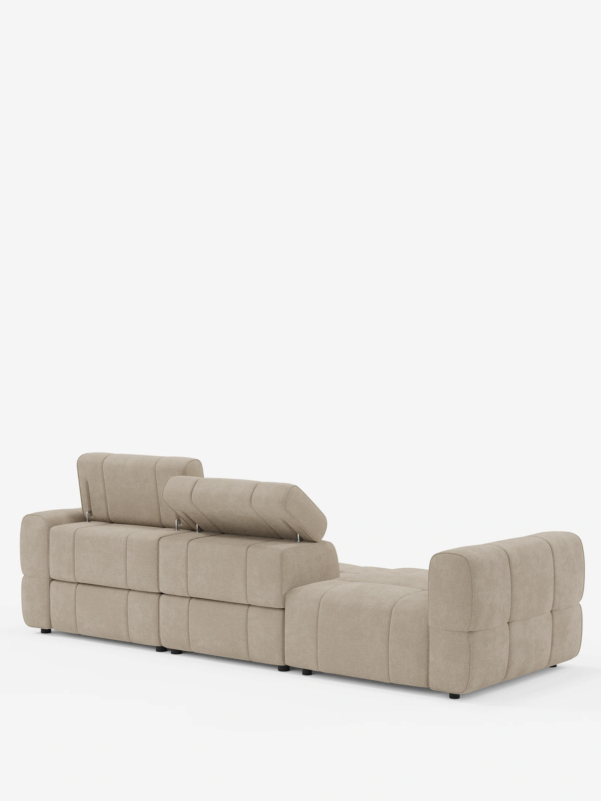 Un divano componibile Giotto Divano beige con estremità aperta – opzione relax elettrico in tessuto smacchiabile T23 – è posizionato su uno sfondo bianco; presenta un design trapuntato a griglia con poggiatesta regolabili e un’estremità senza braccioli.