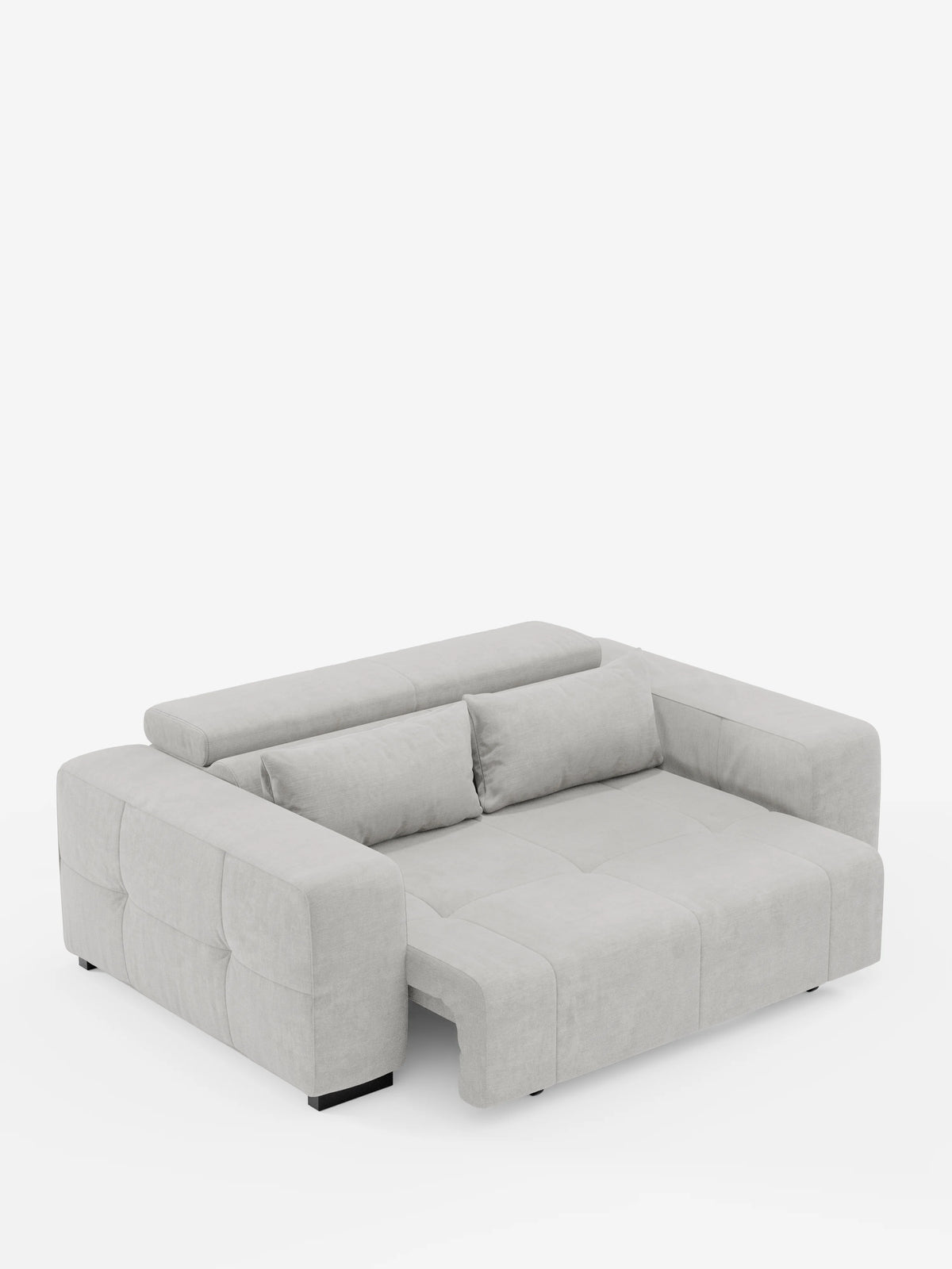 Un divano letto moderno, di colore grigio chiaro — il modello Monarch Divano con Relax Elettrico per l’allungamento delle sedute e poggiatesta reclinabile in tessuto morbido smacchiabile T31 di divitt.sbs — è raffigurato nella configurazione da letto, su uno sfondo bianco a tinta unita. Questo elegante divano presenta due cuscini rettangolari coordinati appoggiati allo schienale basso, cuscini squadrati e ampi braccioli.