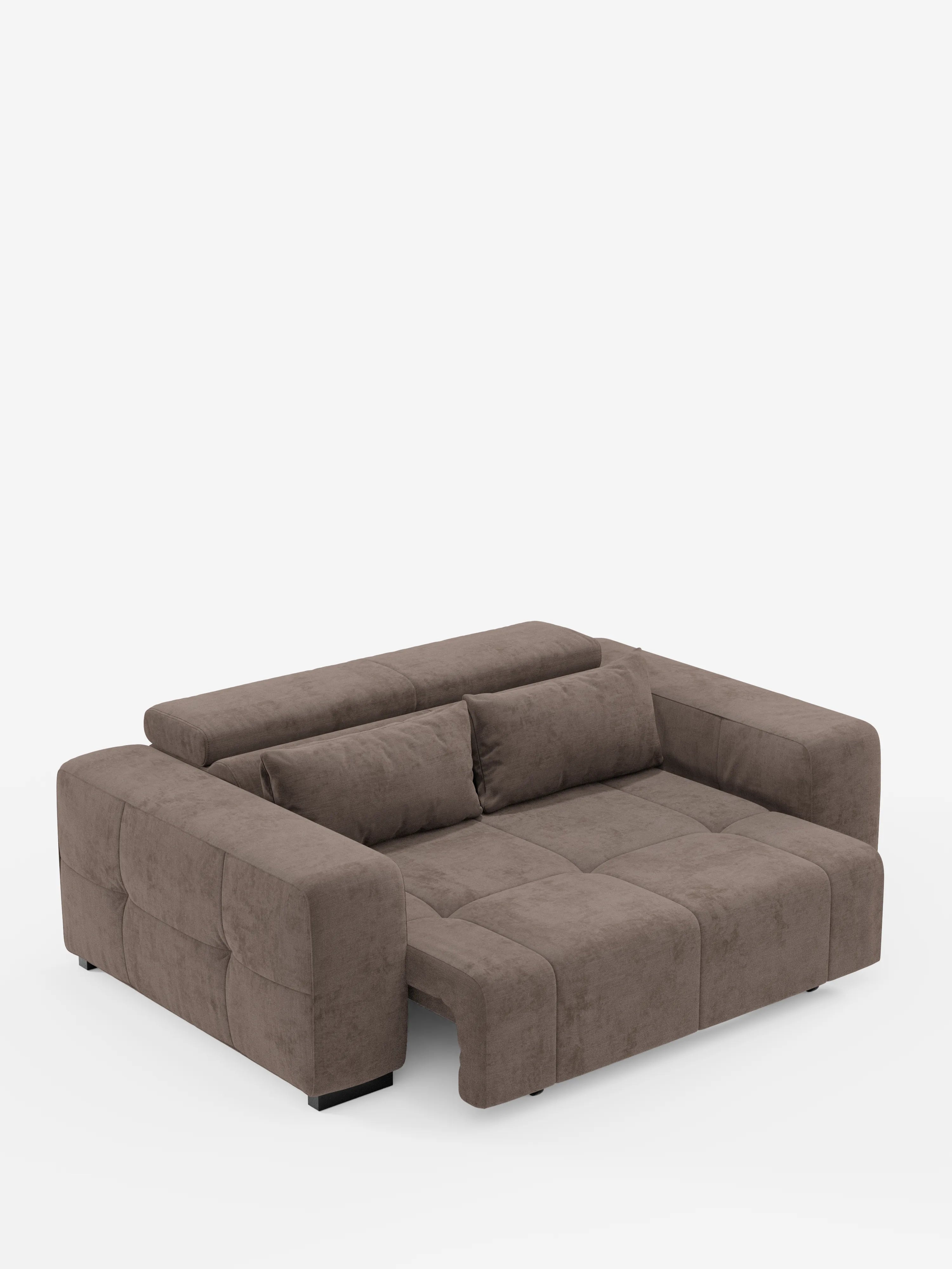 Un divano contemporaneo marrone “Monarch Divano con Relax Elettrico per l’allungamento delle sedute e poggiatesta reclinabile in tessuto morbido smacchiabile T31” di divitt.sbs è esposto nella posizione da letto. Questo divano componibile presenta un rivestimento in tessuto morbido e resistente alle macchie, con una consistenza simile alla pelle scamosciata e cuciture orizzontali e verticali ben evidenti, che risaltano su uno sfondo bianco a tinta unita.