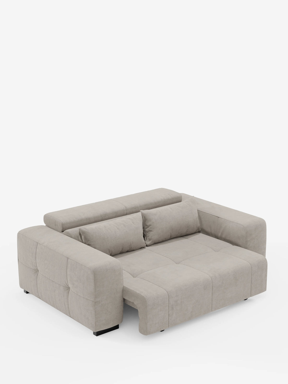 Il divano Monarch con funzione relax elettrica di divitt.sbs è un moderno divano beige caratterizzato da braccioli e schienali imbottiti e spessi, con estensione elettrica della seduta e poggiatesta reclinabile per un comfort ancora maggiore. Rivestito in morbido tessuto T31 antimacchia dalla trama leggermente ruvida, include due cuscini rettangolari appoggiati allo schienale. Il divano è presentato su uno sfondo bianco a tinta unita.