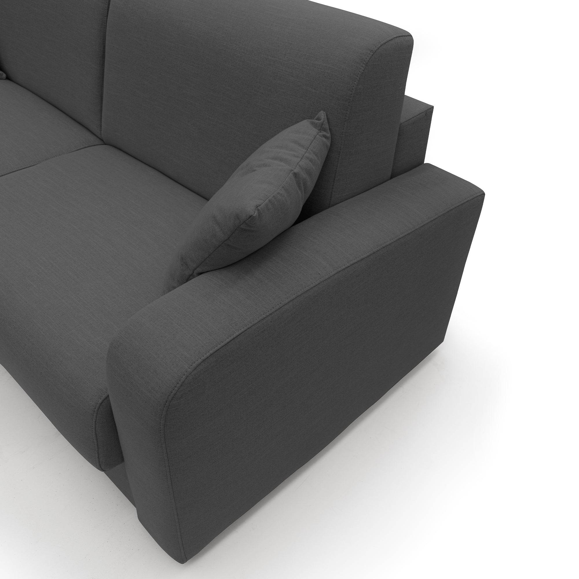 Un divano contemporaneo di produzione italiana, il divano letto matrimoniale Lebron da 176 cm (materasso 120x197) di divitt.sbs, presenta braccioli lisci e arrotondati ed è realizzato in tessuto antracite ecosostenibile. Un unico cuscino abbinato è appoggiato sul lato sinistro dello schienale. Il divano è presentato su uno sfondo bianco e fotografato da una prospettiva frontale destra dall’alto.