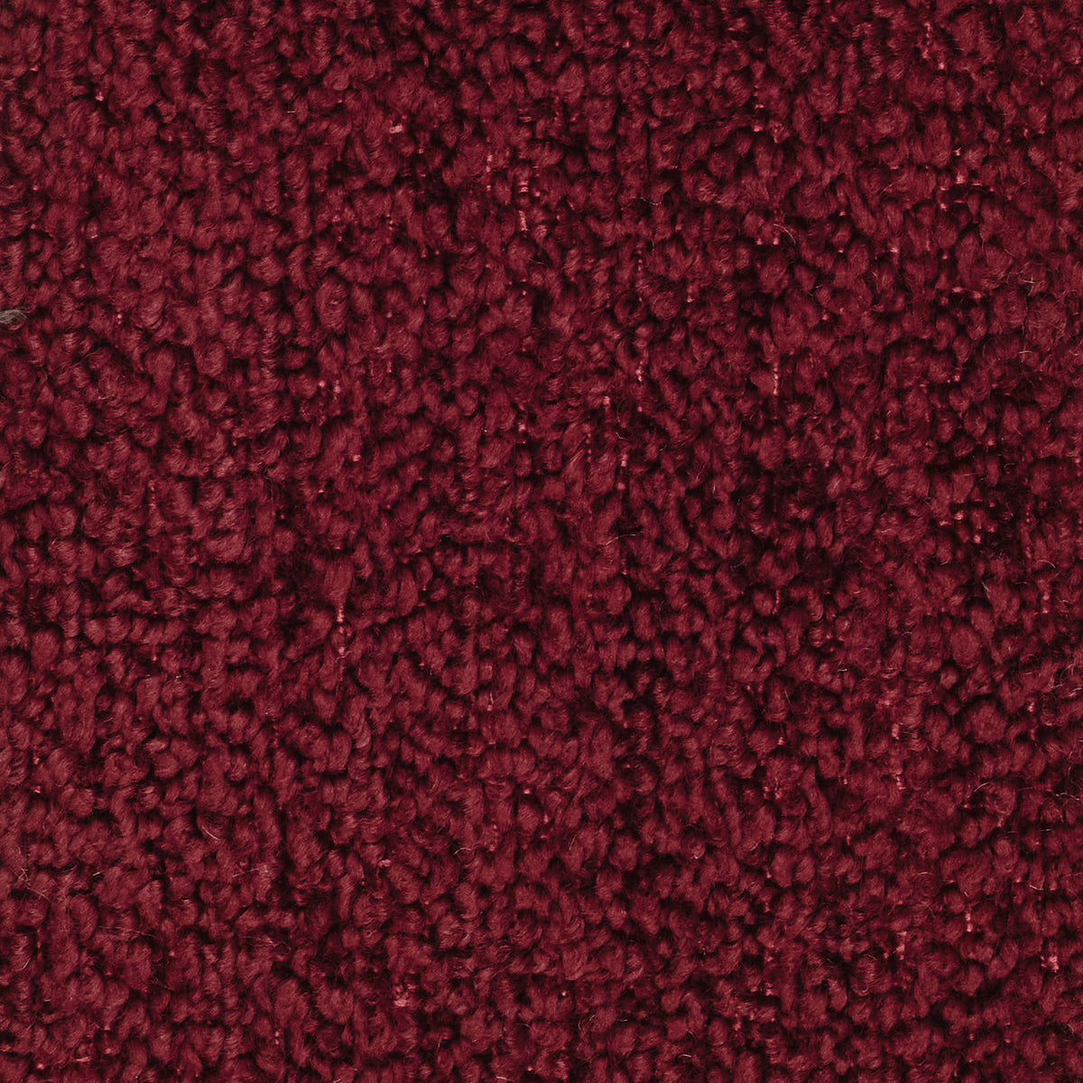 Un primo piano del tessuto per moquette “Personalizzazione in T21 FAVOLA” in una tonalità bordeaux intenso, che mostra un pelo fitto e folto con variazioni di texture create da giochi di luce e ombra sulla ricca superficie rossa.
