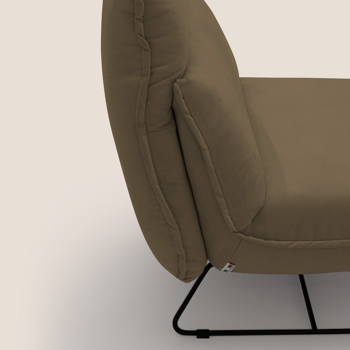 Tessa Poltroncina dal design moderno in morbida microfibra smacchiabile T11 marrone - divitt.sbs