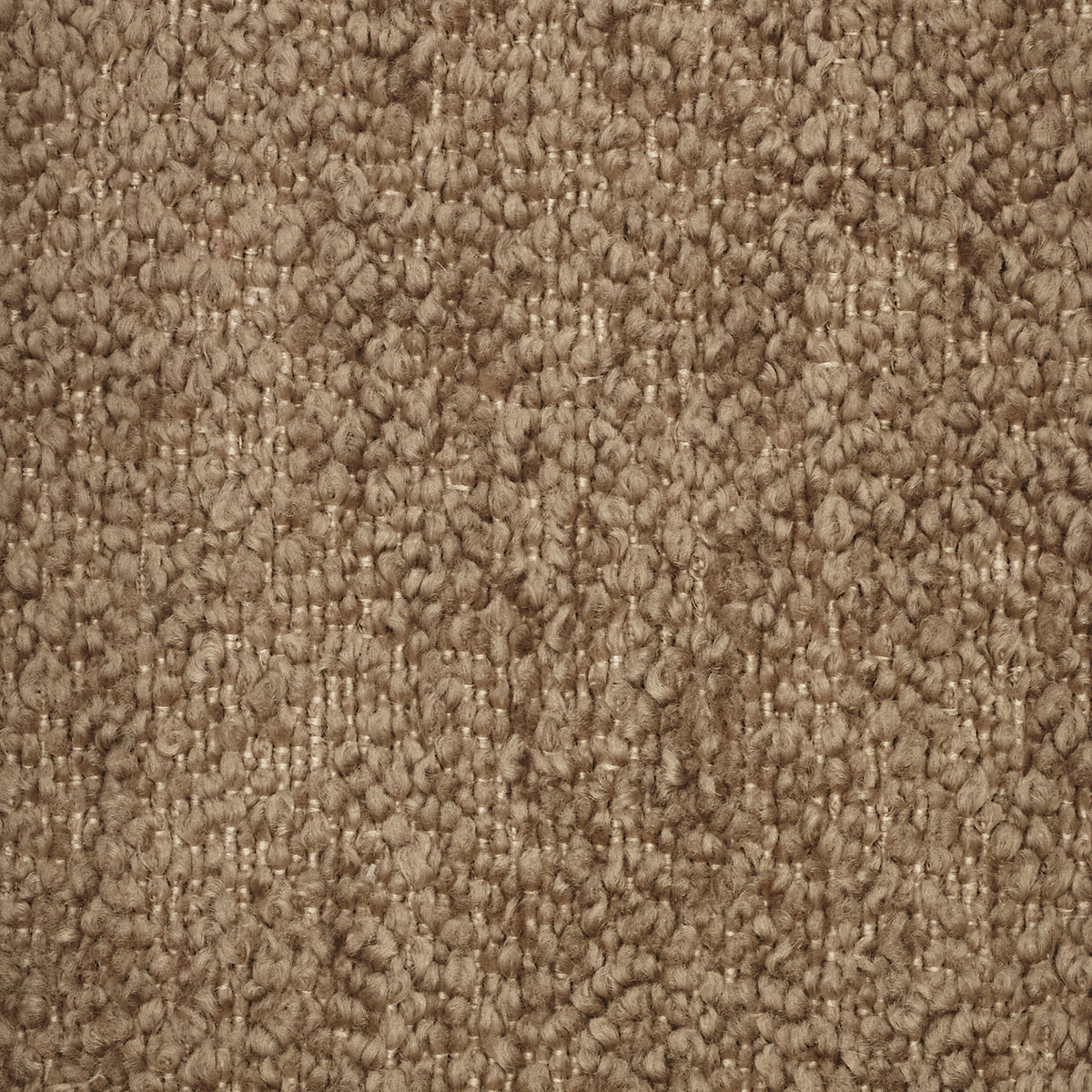 Primo piano sul tessuto intrecciato color marrone chiaro della linea Personalizzazione in T21 FAVOLA, caratterizzato da una trama fitta a riccioli con un motivo uniforme di fibre ben compatte che conferiscono al tessuto un aspetto ruvido e robusto al tatto.