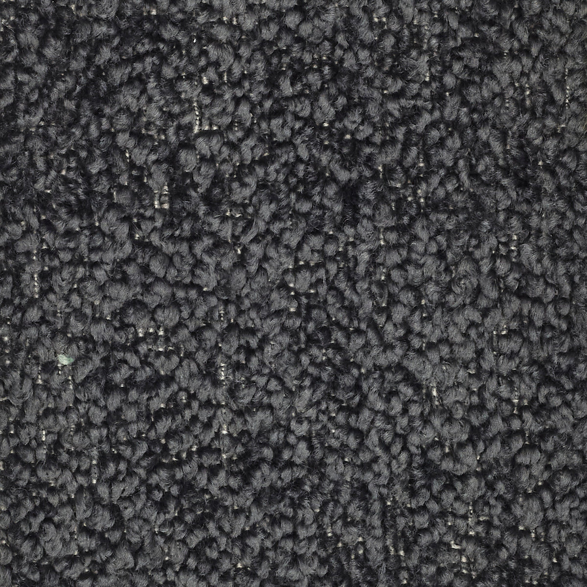 Un primo piano del tessuto “Personalizzazione” della linea T21 FAVOLA, che mostra una trama a pelo denso e ad anelli color antracite, con piccoli ciuffi ben compatti in diverse tonalità di grigio scuro e nero.