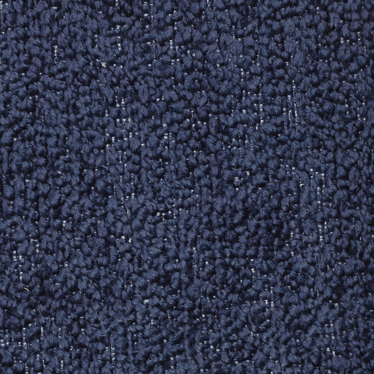 Primo piano del tessuto da tappezzeria T21 FAVOLA, di colore blu navy scuro, caratterizzato da una trama fitta e ruvida composta da piccoli anelli annodati che conferiscono al tessuto un aspetto robusto e piacevole al tatto.