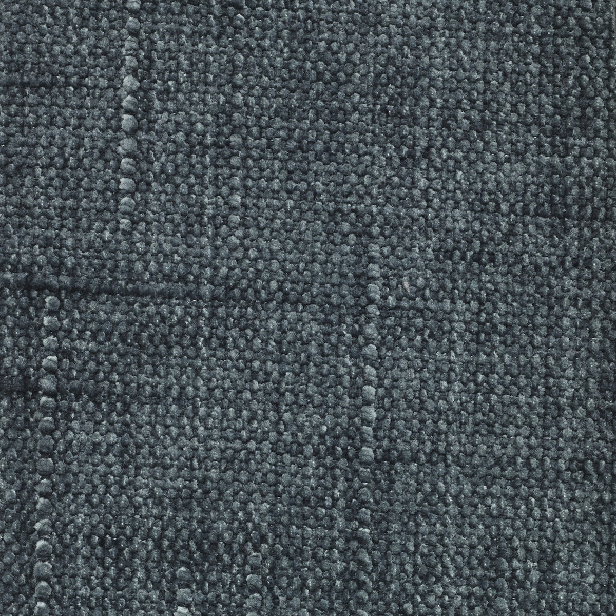 Un primo piano del tessuto da rivestimento color antracite scuro del modello “Personalizzazione in T22 KIMONO”, che mostra una trama fitta e strutturata con piccoli anelli in rilievo e linee verticali di fili più spessi e annodati.